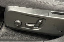 vihreä Volvo C40 2022 kuva 17.