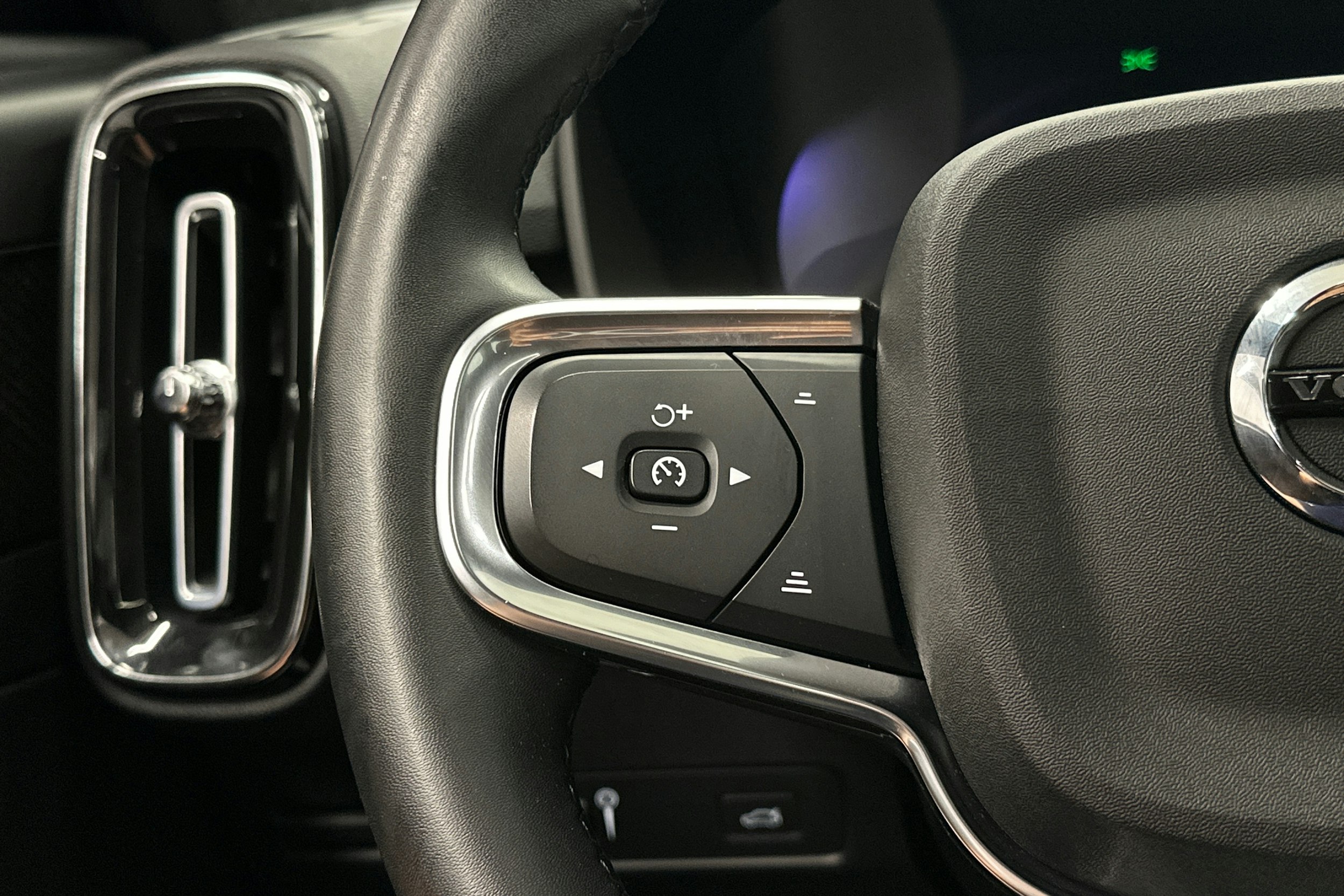 vihreä Volvo C40 2022 kuva 20.