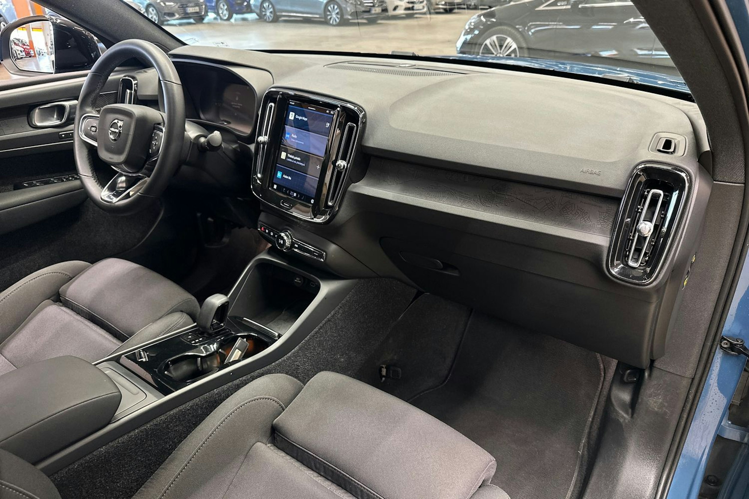 sininen Volvo C40 2022 kuva 12.