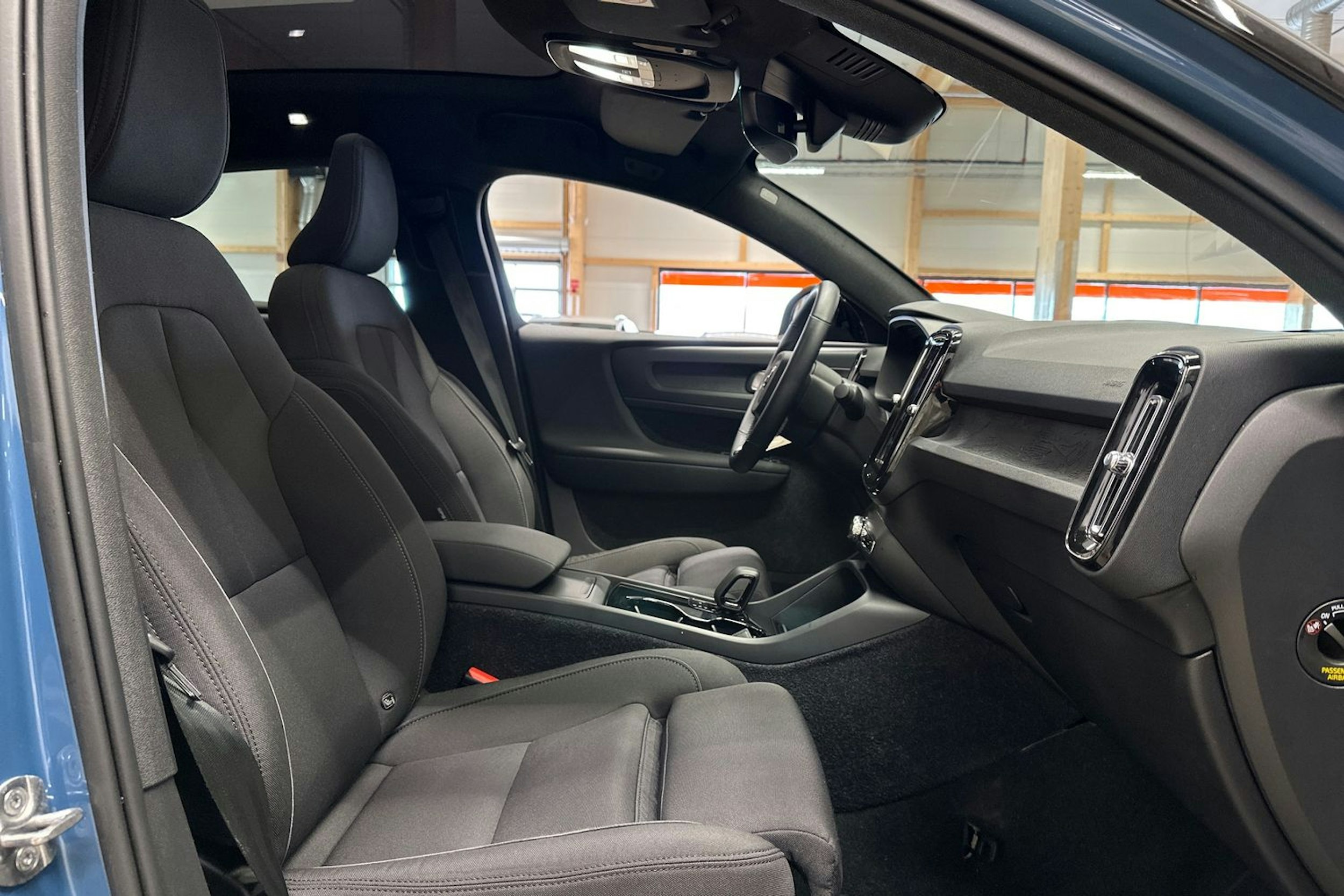 sininen Volvo C40 2022 kuva 13.