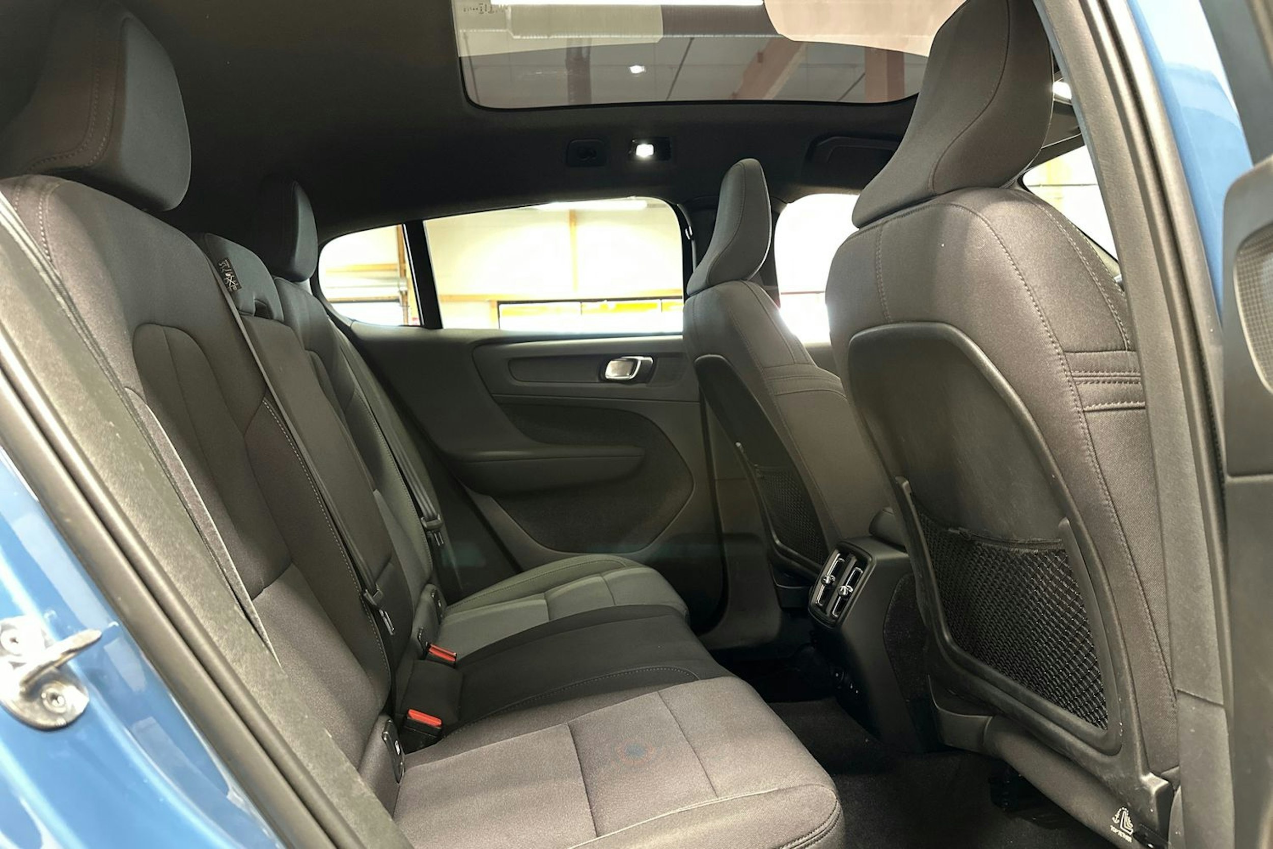 sininen Volvo C40 2022 kuva 15.