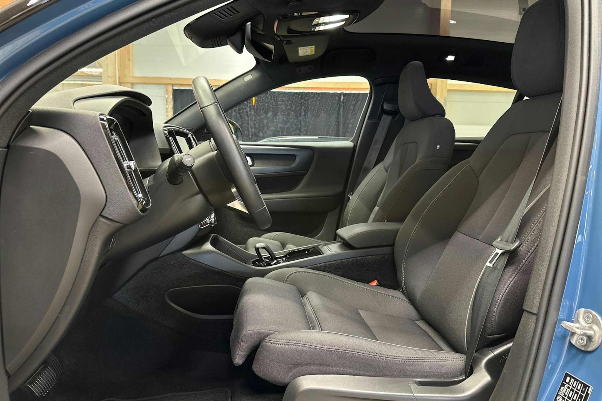 sininen Volvo C40 2022 kuva 16.