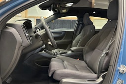 sininen Volvo C40 2022 kuva 16.