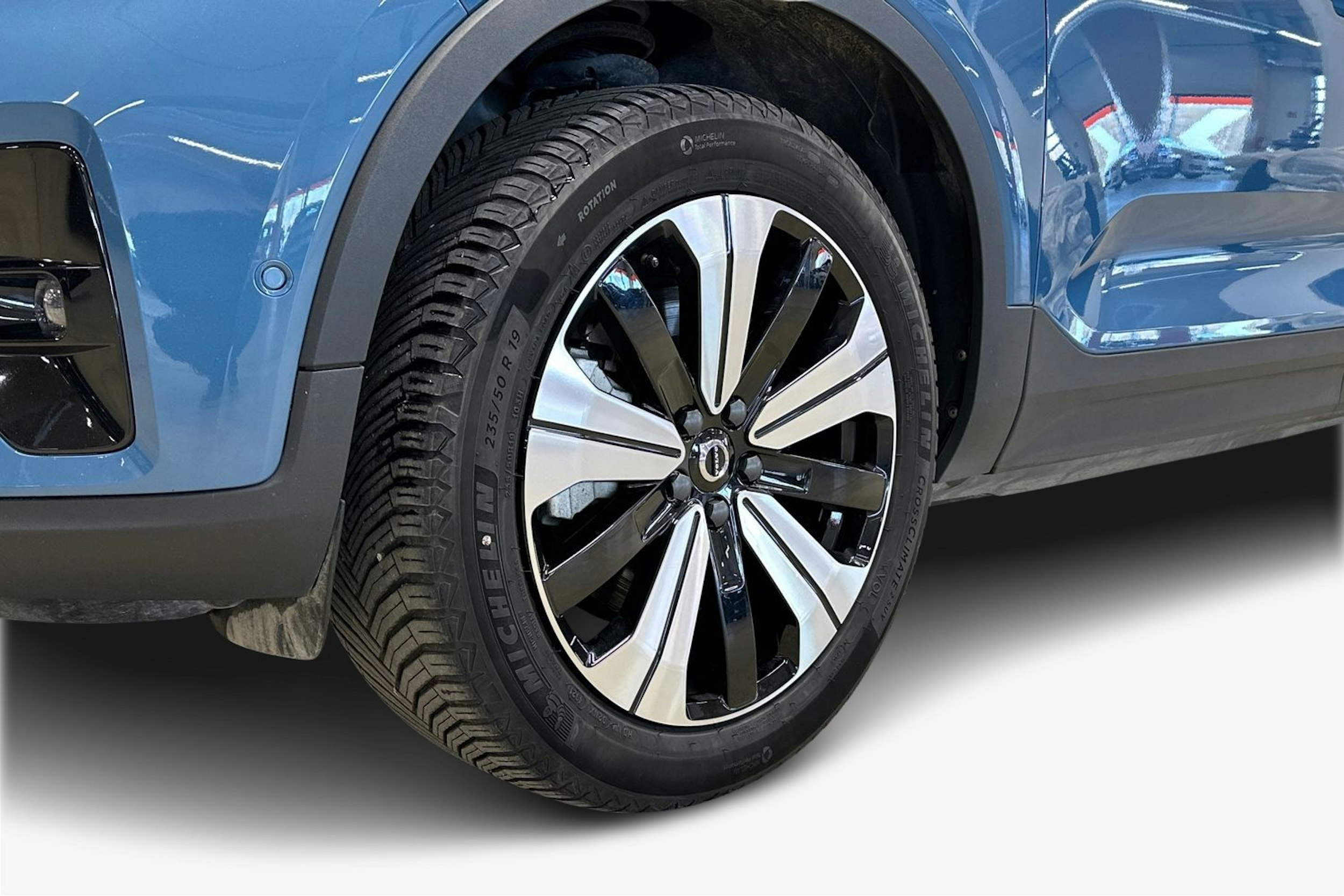sininen Volvo C40 2022 kuva 18.