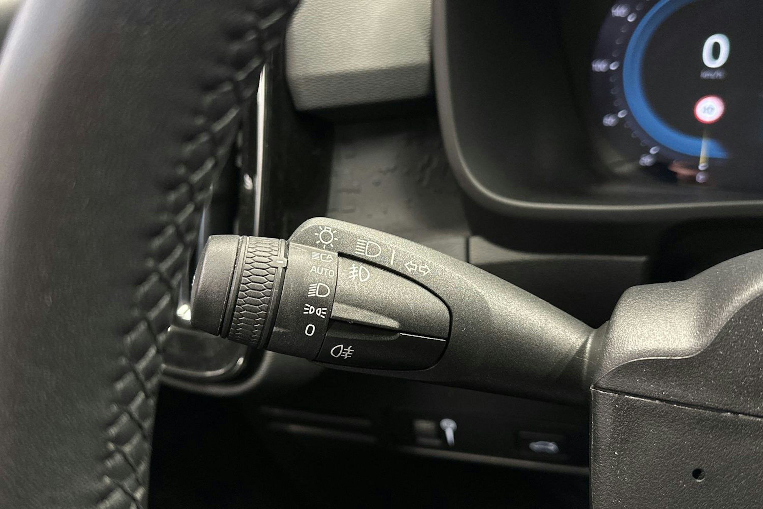 sininen Volvo C40 2022 kuva 29.