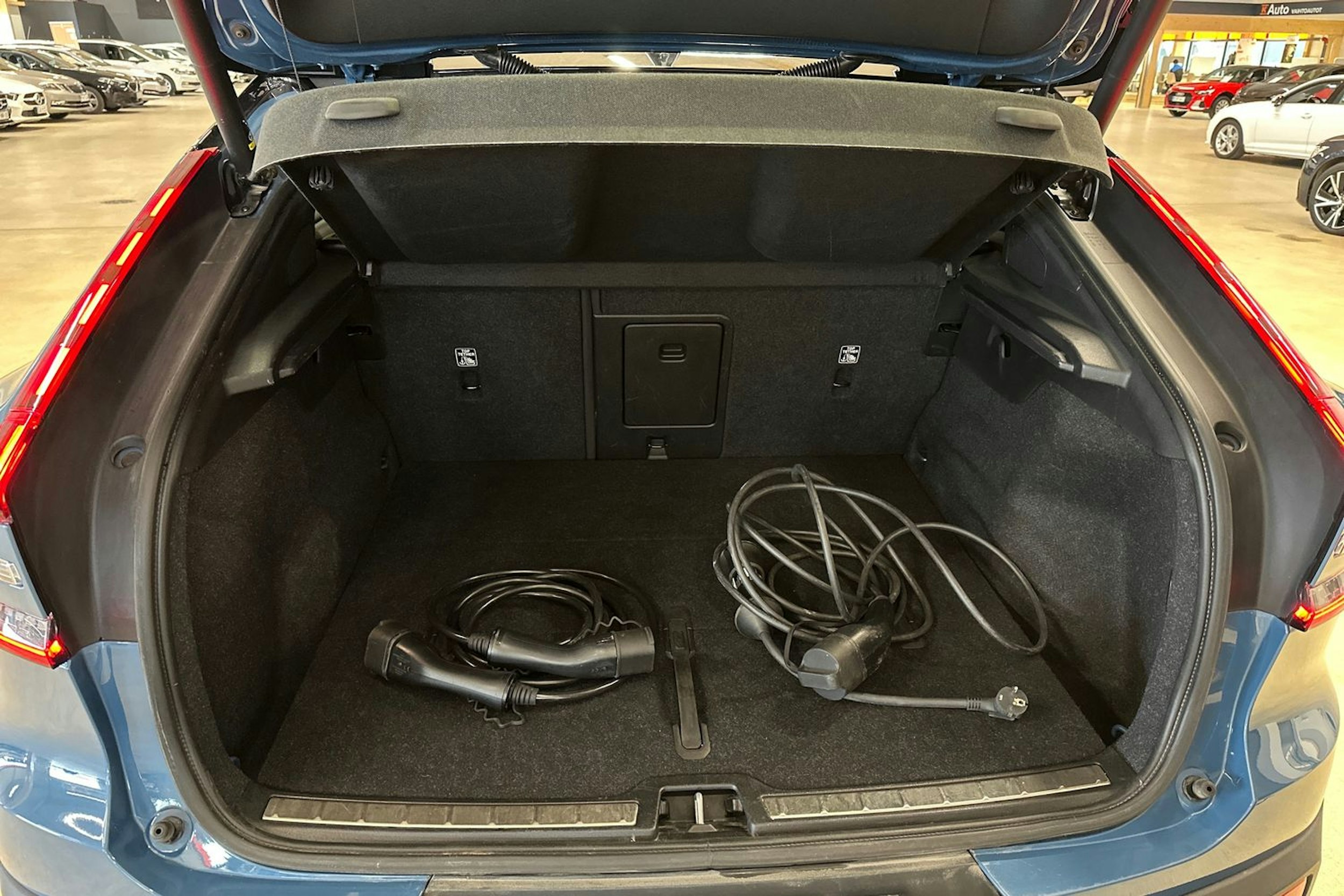 sininen Volvo C40 2022 kuva 33.