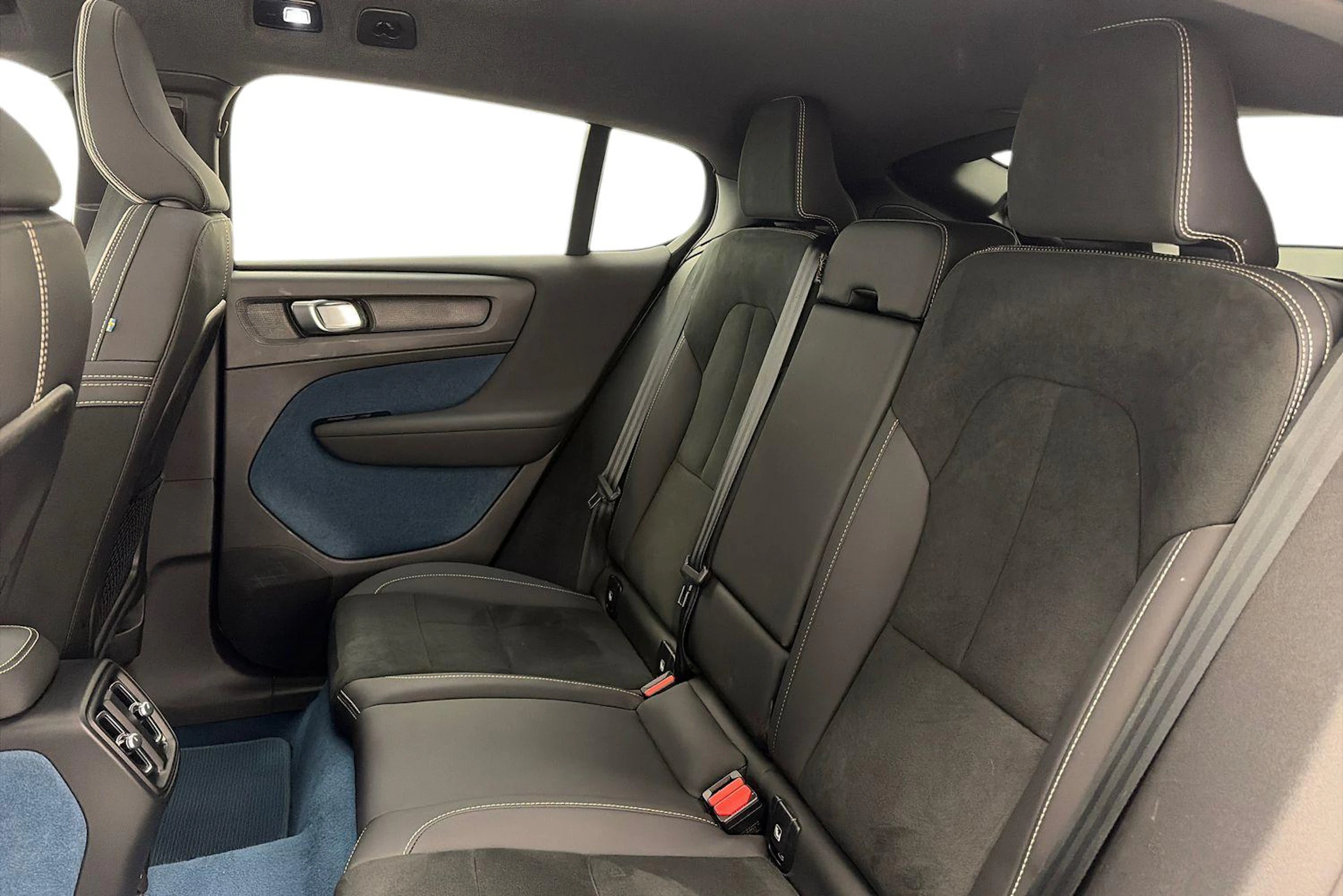 valkoinen Volvo C40 2022 kuva 11.