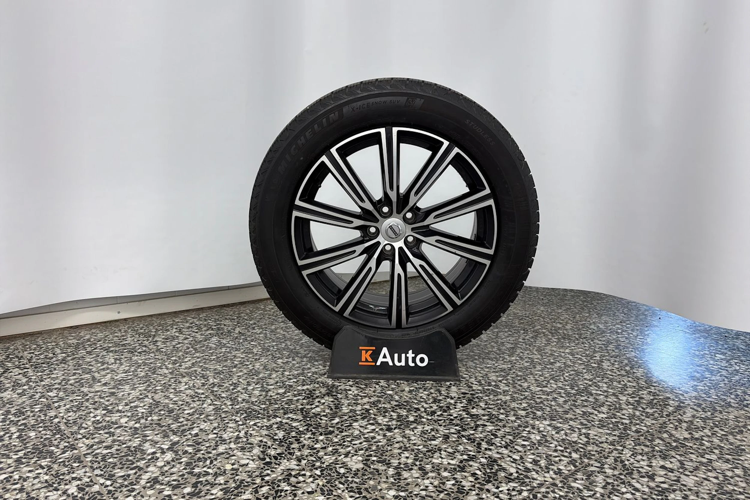 valkoinen Volvo C40 2022 kuva 13.