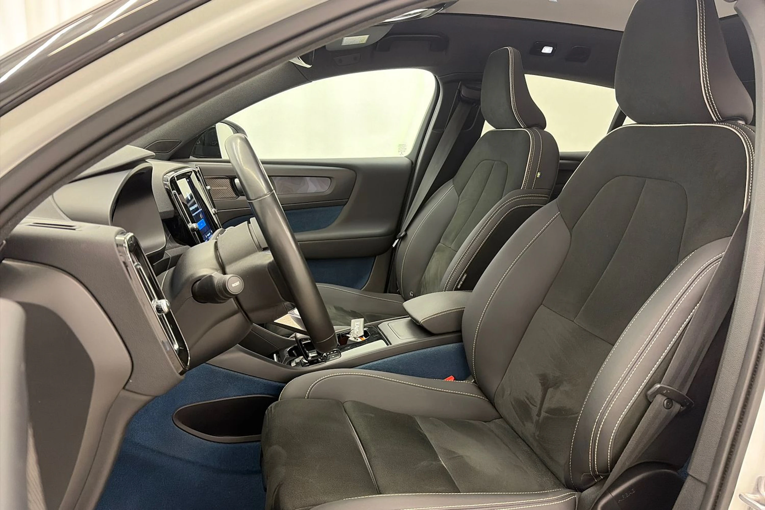 valkoinen Volvo C40 2022 kuva 18.
