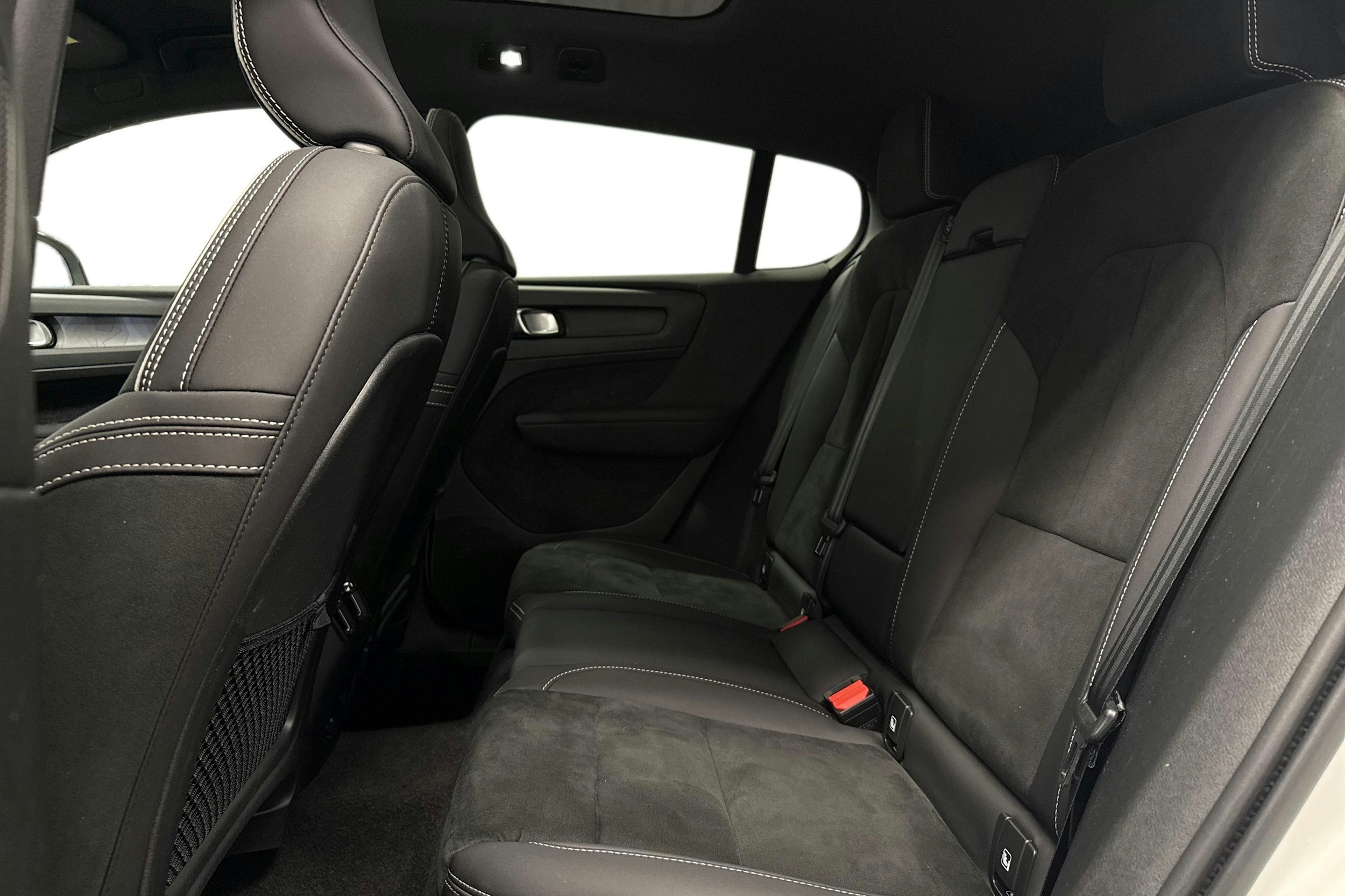 valkoinen Volvo C40 2023 kuva 8.