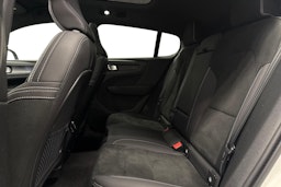 valkoinen Volvo C40 2023 kuva 8.