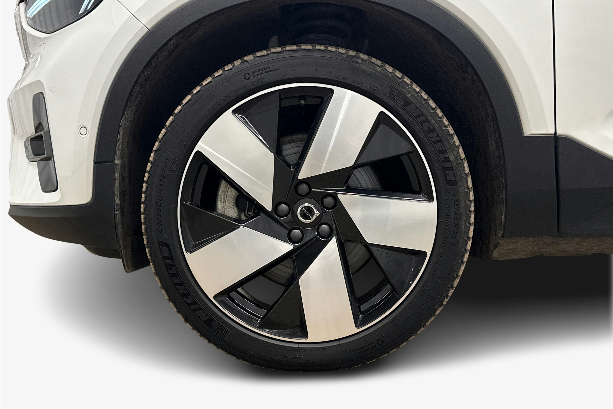 valkoinen Volvo C40 2023 kuva 9.