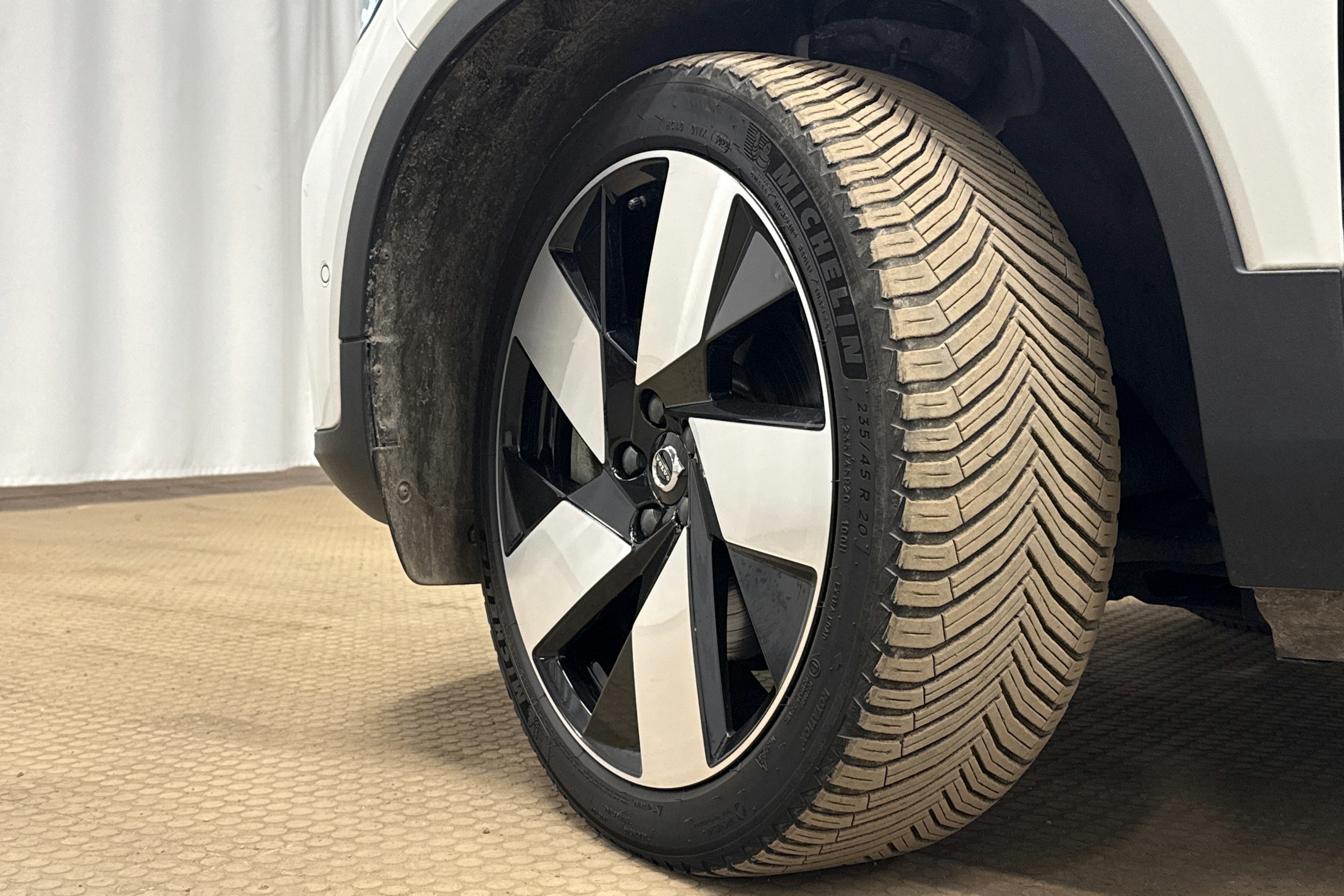 valkoinen Volvo C40 2023 kuva 10.