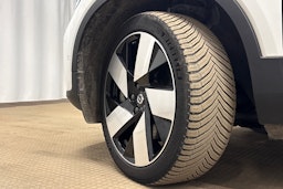 valkoinen Volvo C40 2023 kuva 10.