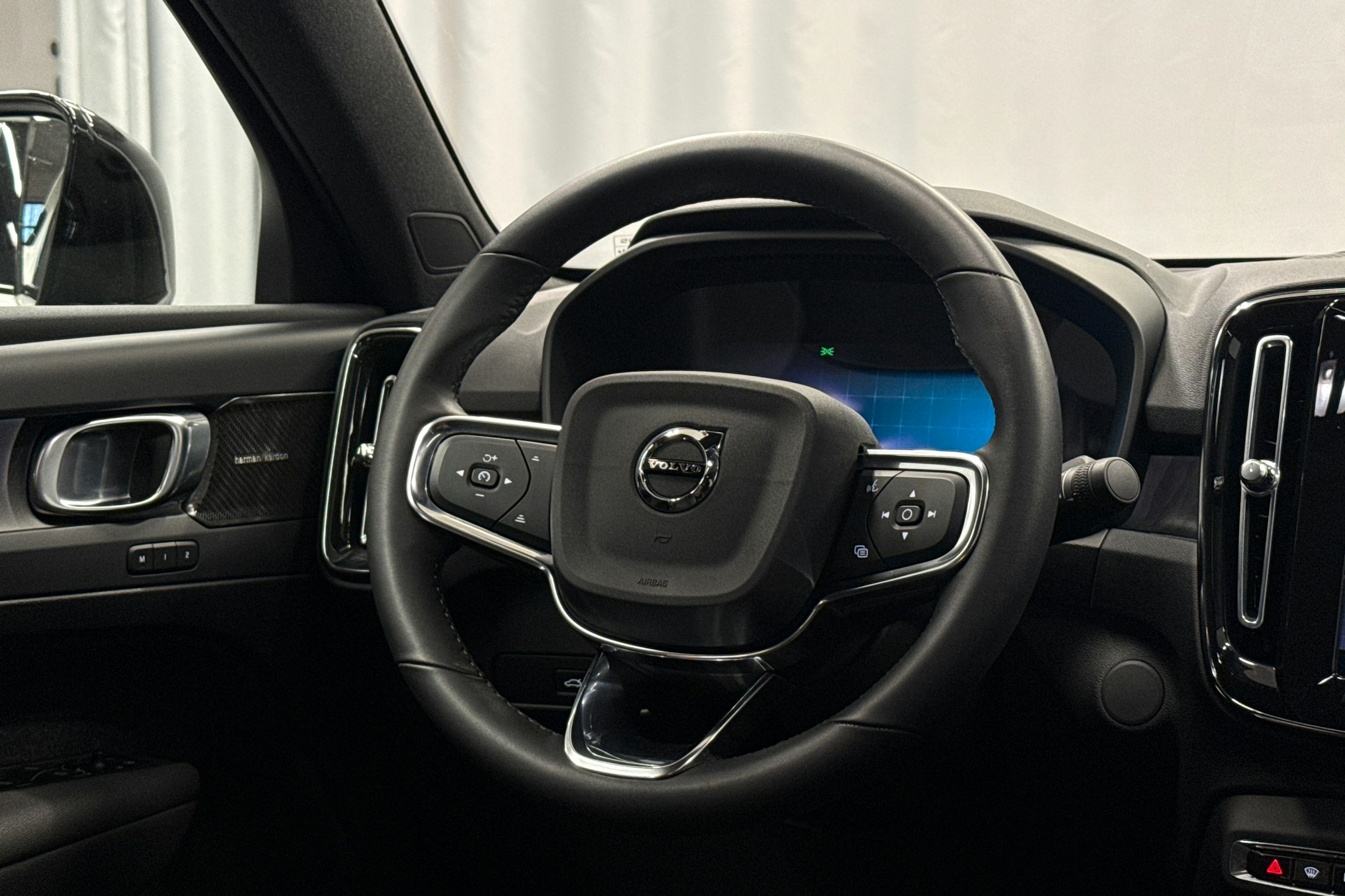 valkoinen Volvo C40 2023 kuva 11.