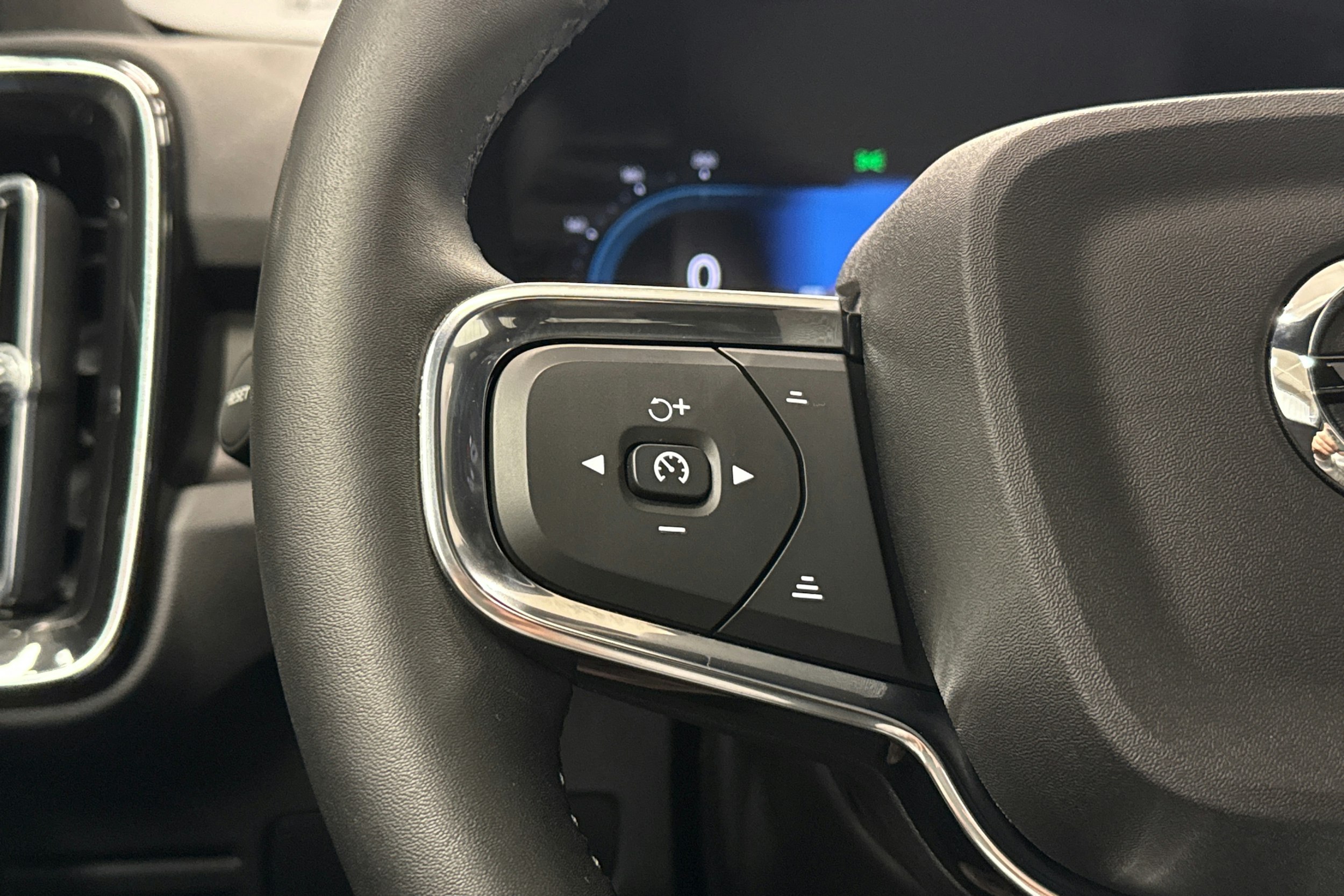 valkoinen Volvo C40 2023 kuva 13.