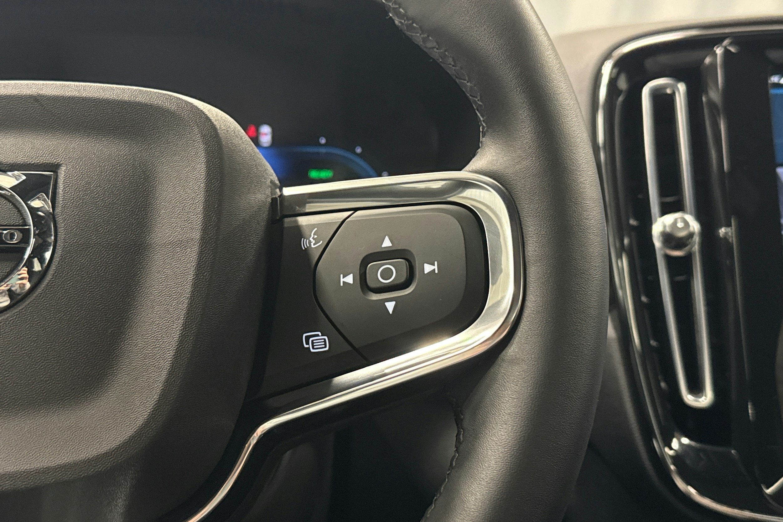 valkoinen Volvo C40 2023 kuva 14.