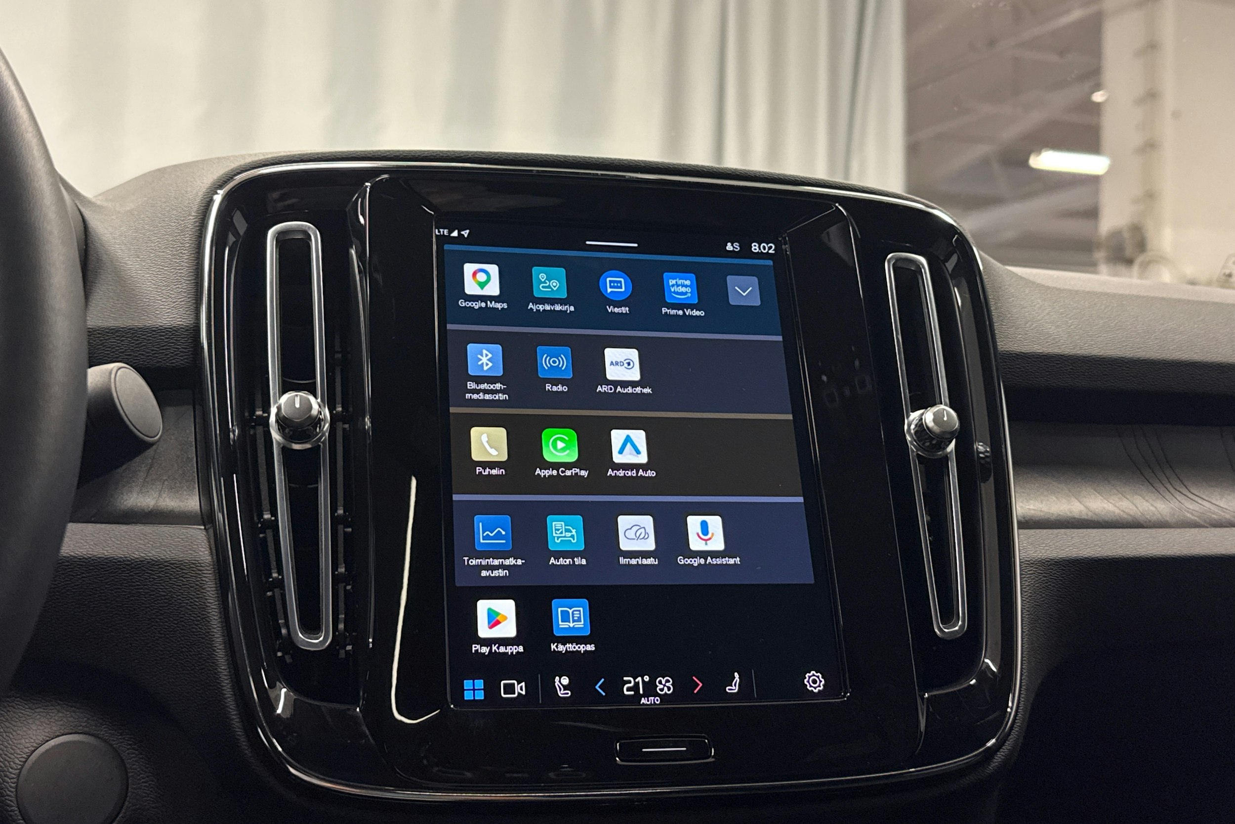 valkoinen Volvo C40 2023 kuva 15.