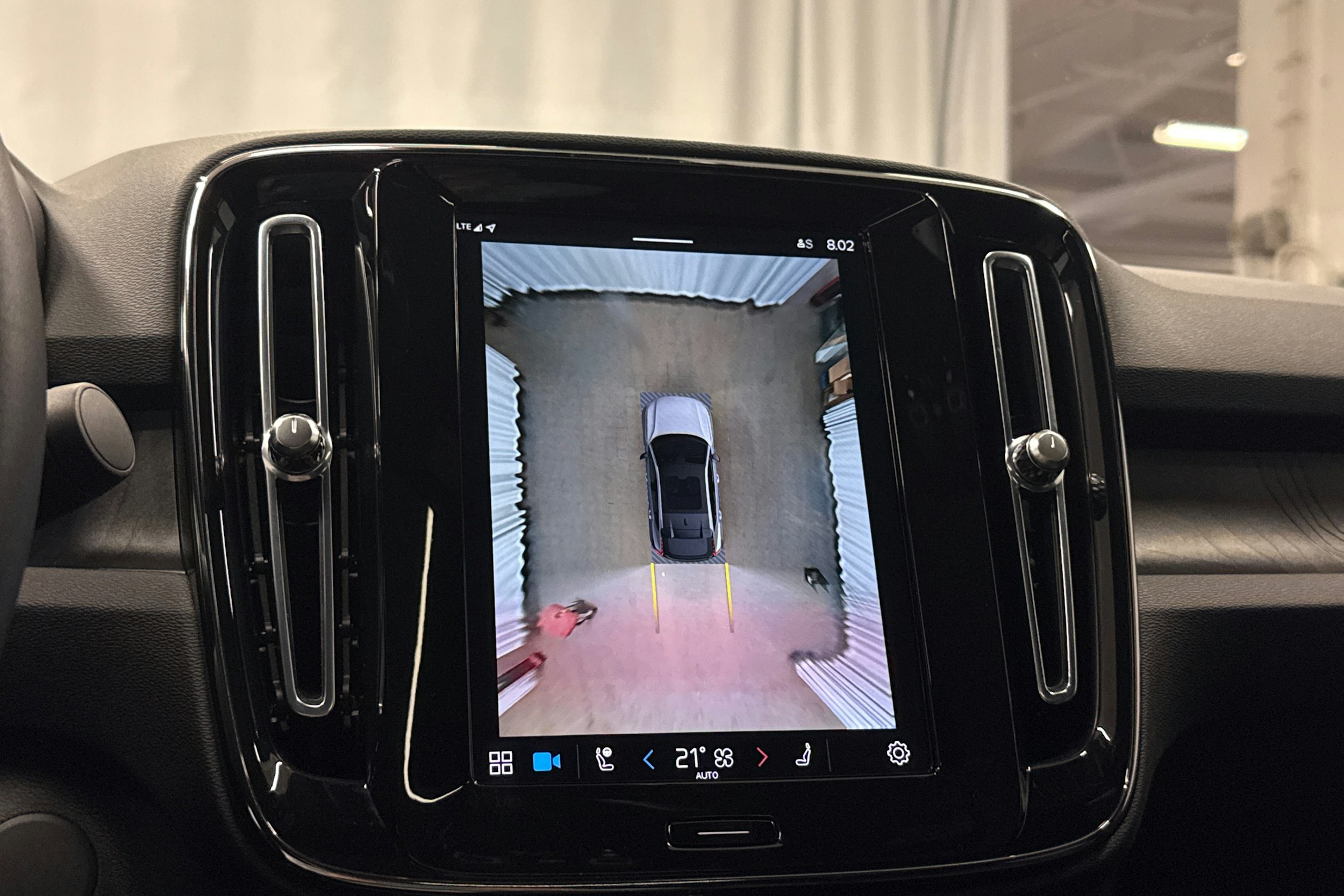 valkoinen Volvo C40 2023 kuva 16.