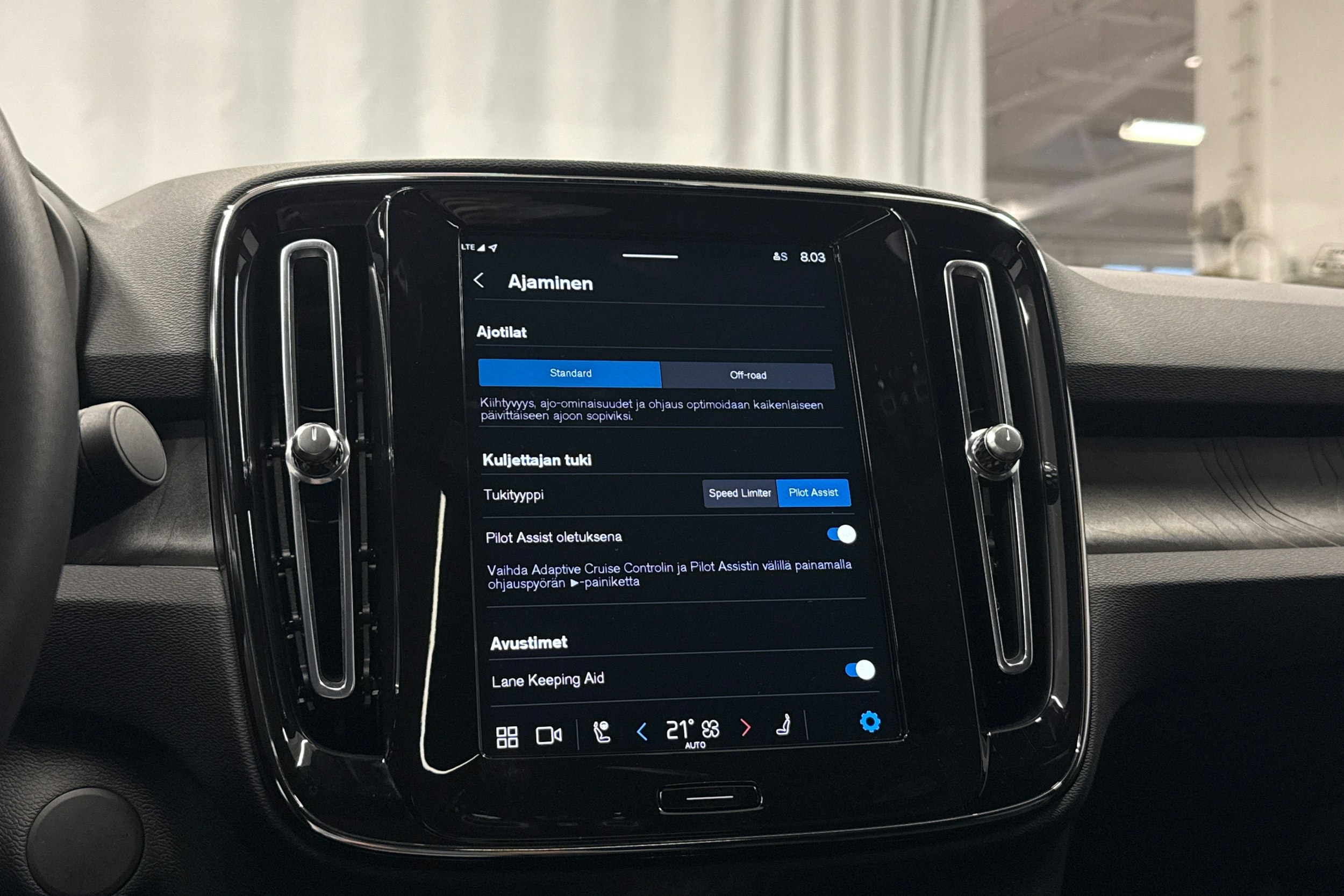 valkoinen Volvo C40 2023 kuva 17.