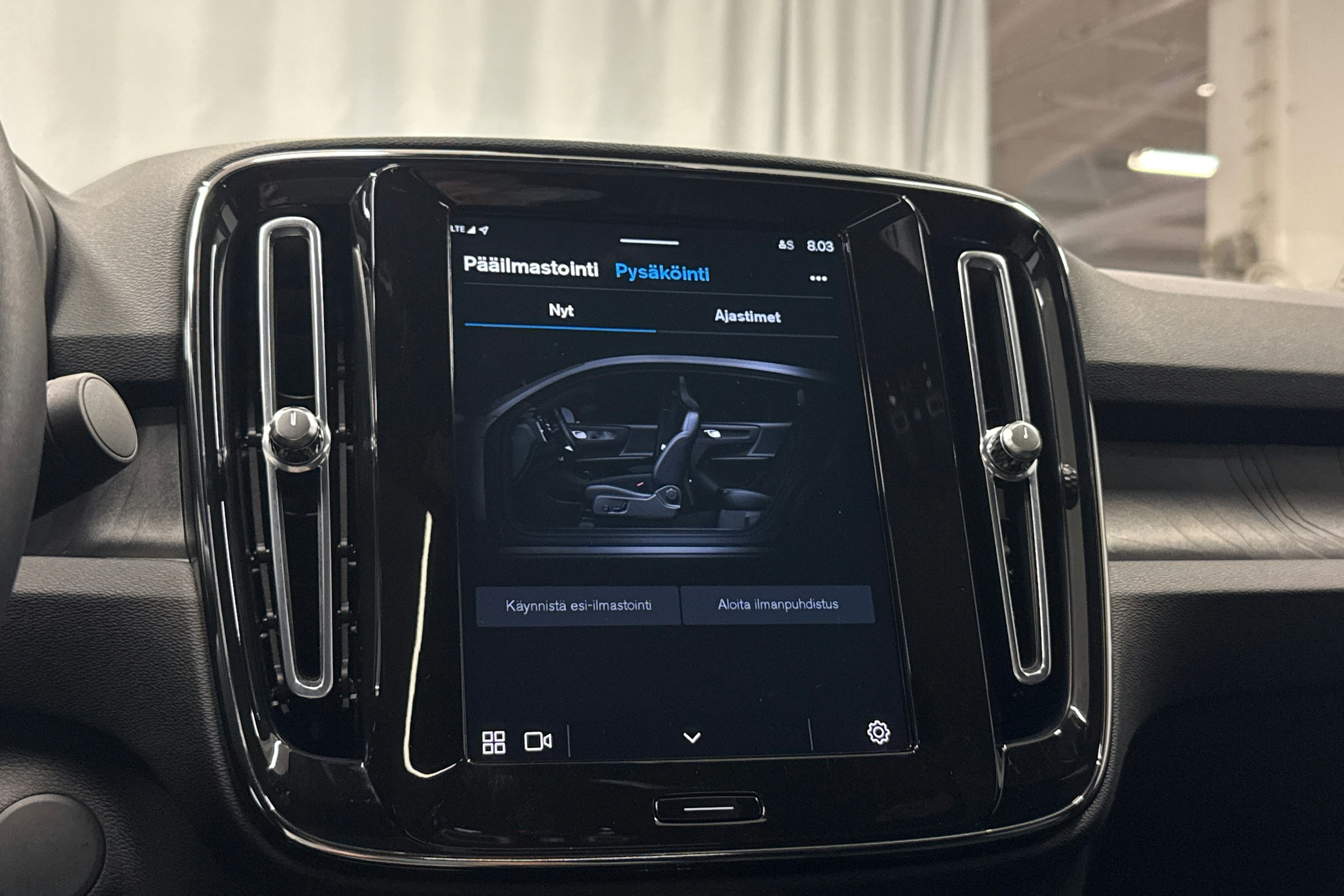 valkoinen Volvo C40 2023 kuva 18.