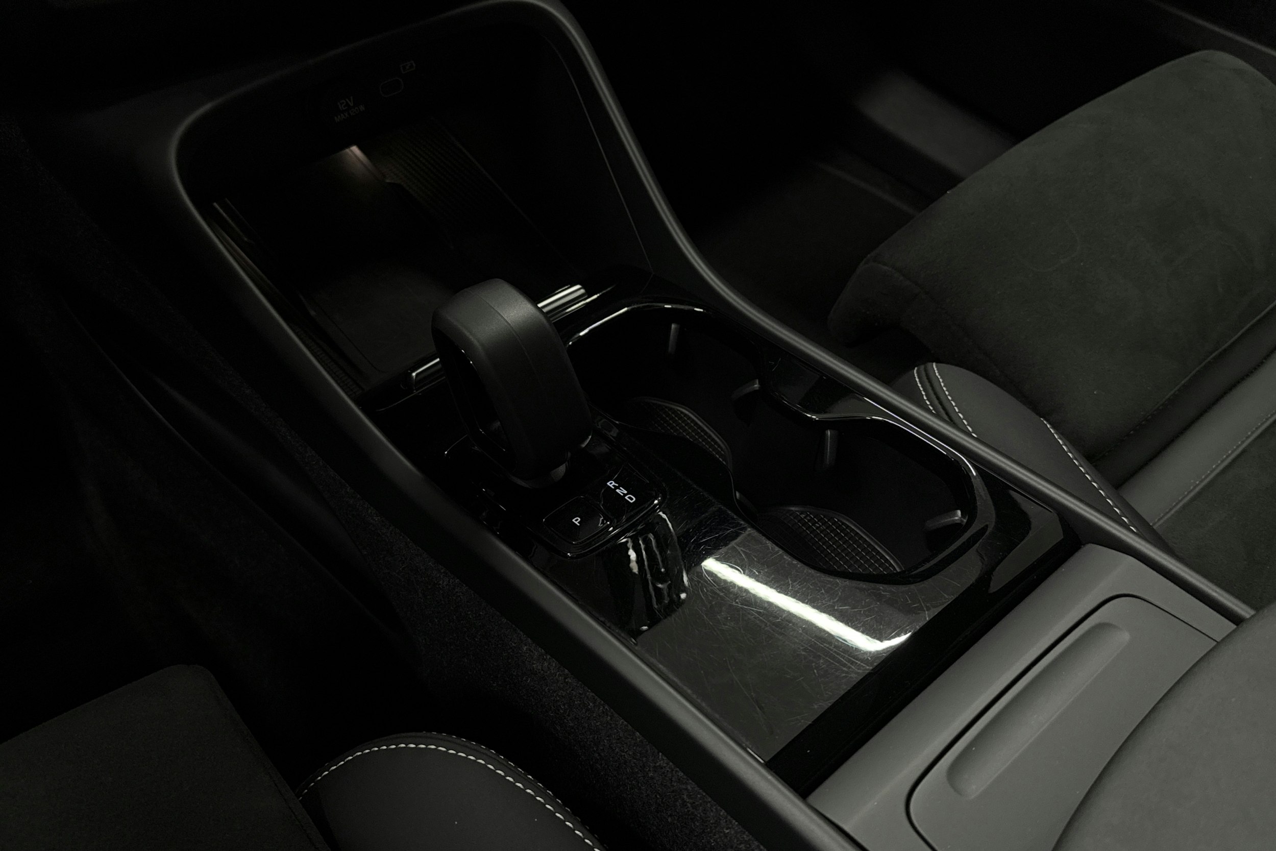 valkoinen Volvo C40 2023 kuva 19.