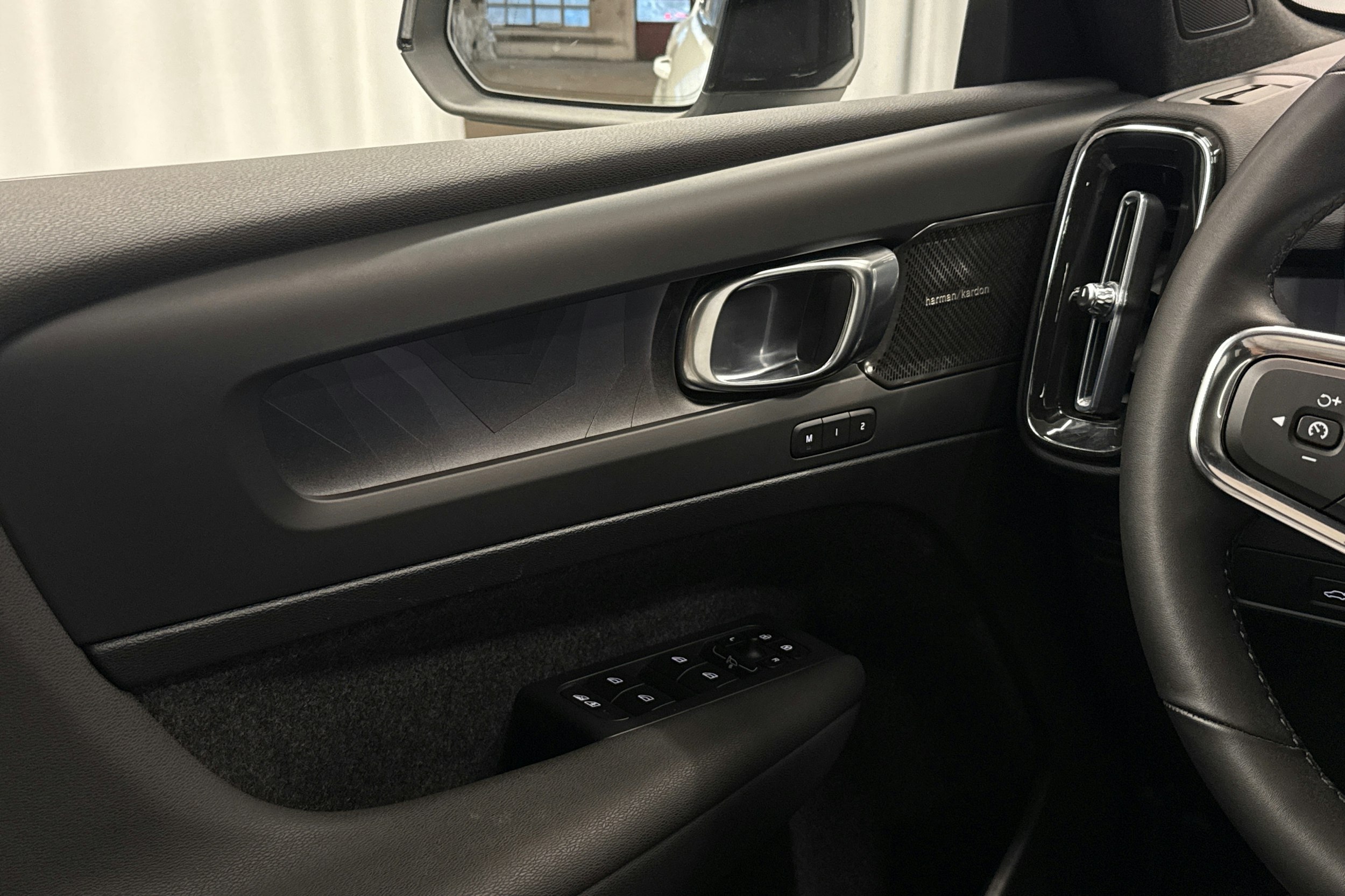 valkoinen Volvo C40 2023 kuva 20.