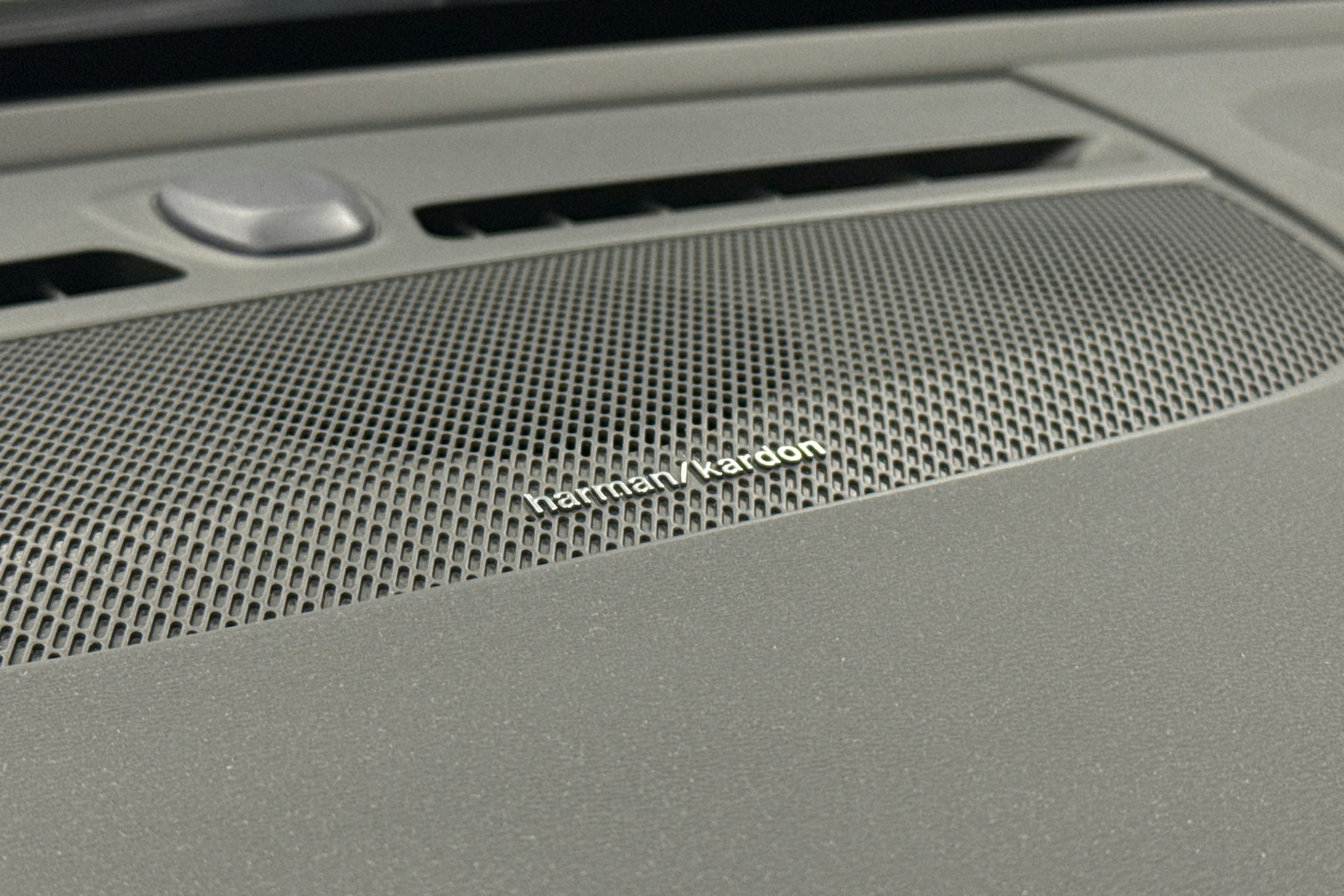 valkoinen Volvo C40 2023 kuva 21.