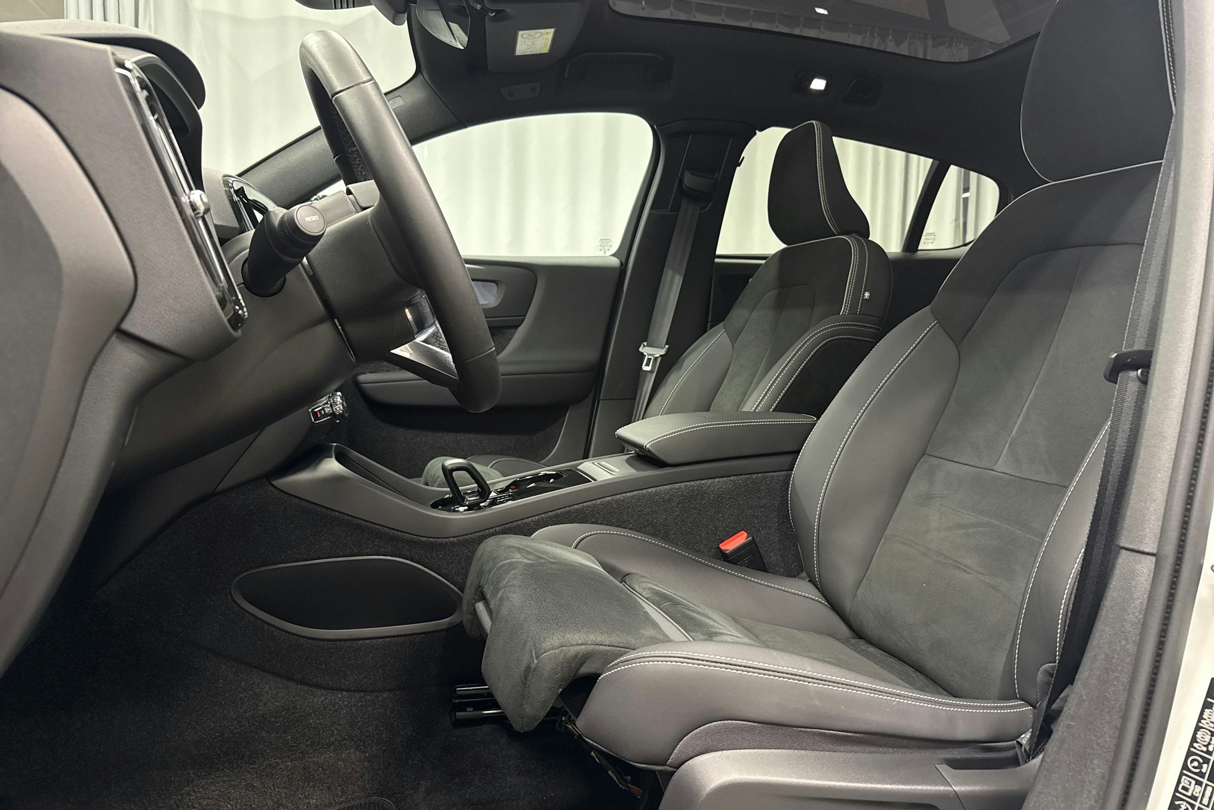 valkoinen Volvo C40 2023 kuva 22.