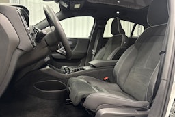 valkoinen Volvo C40 2023 kuva 22.