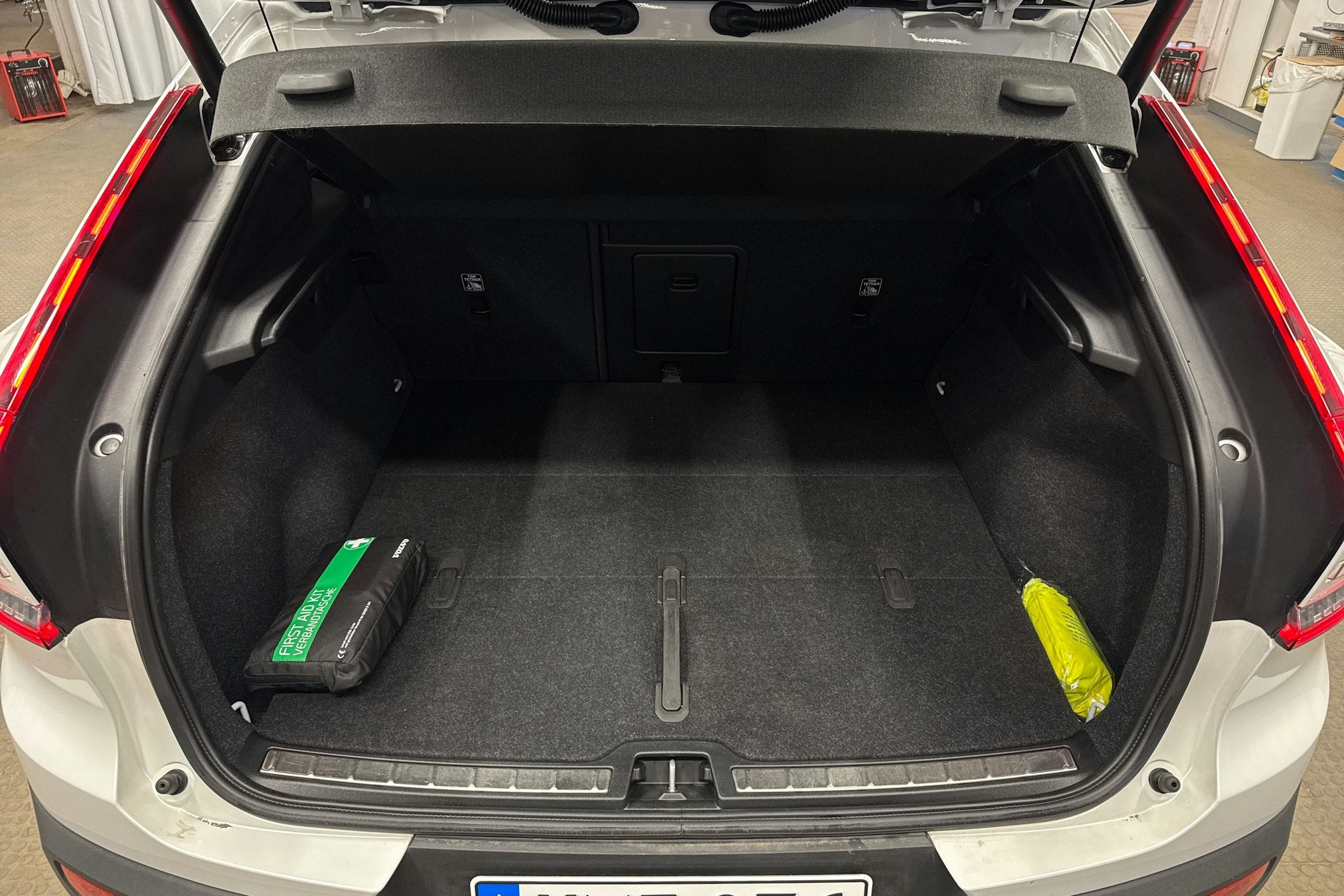 valkoinen Volvo C40 2023 kuva 24.