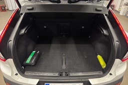 valkoinen Volvo C40 2023 kuva 24.