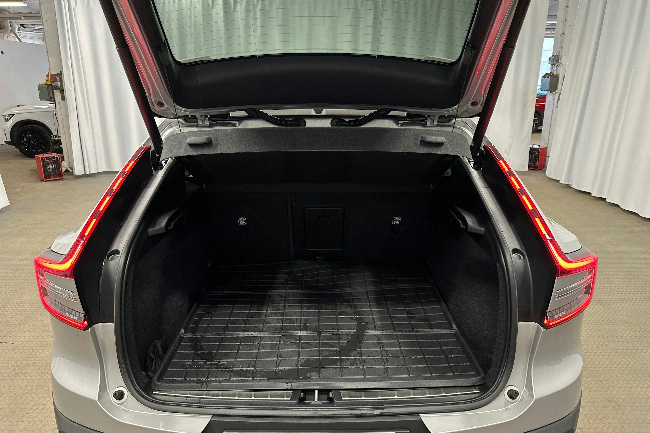 hopea Volvo C40 2022 kuva 22.