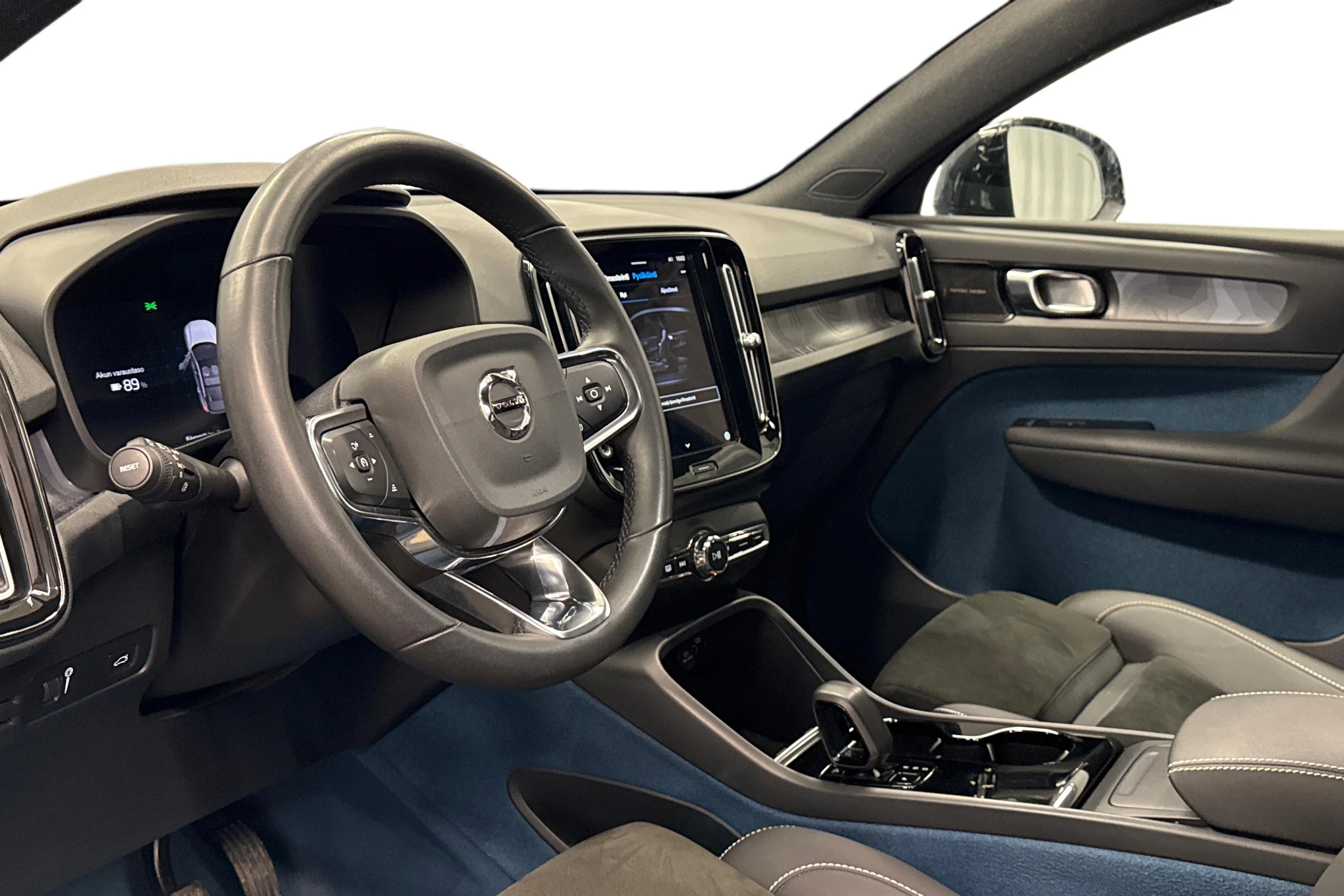 sininen Volvo C40 2022 kuva 6.