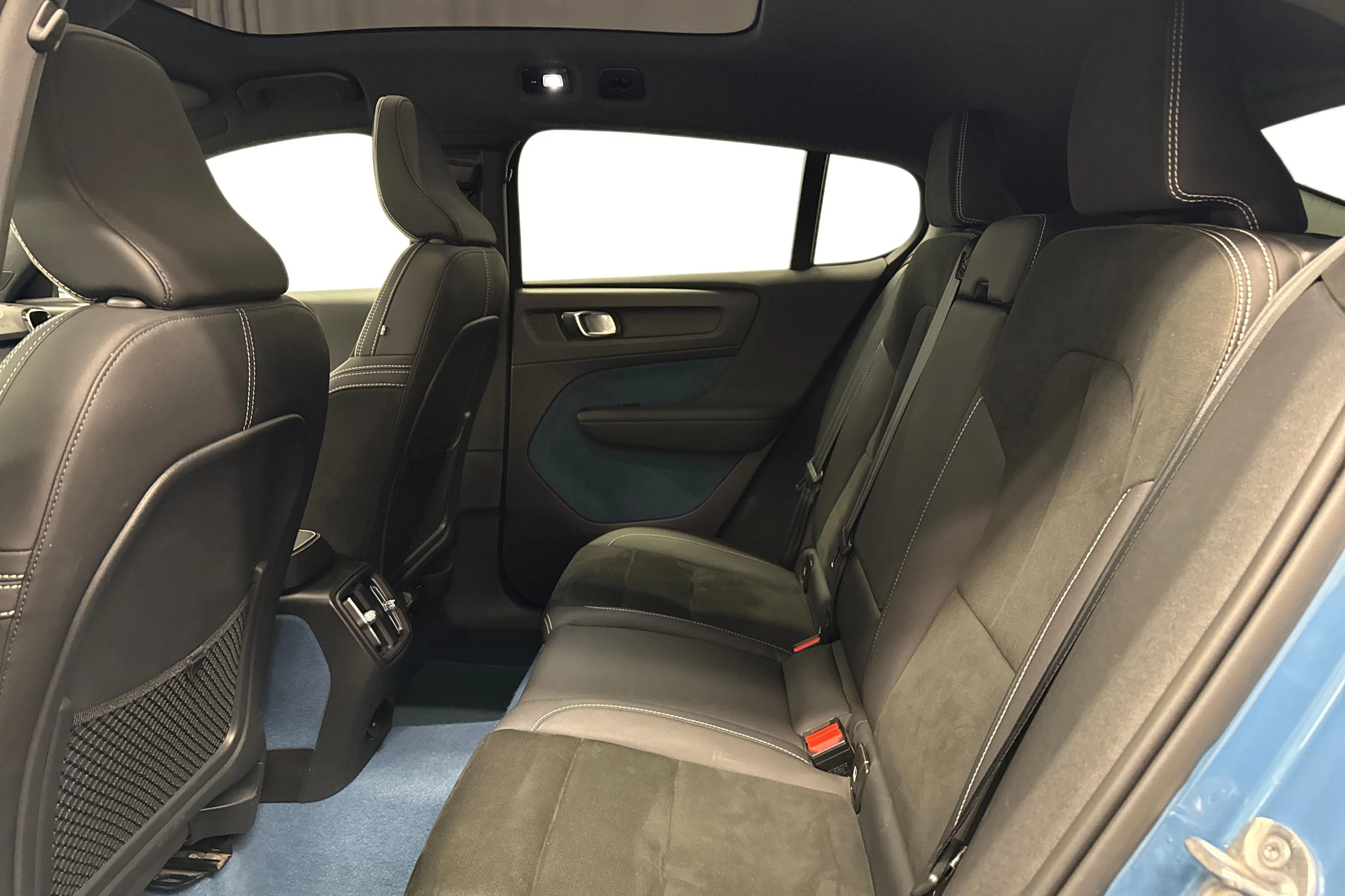 sininen Volvo C40 2022 kuva 8.