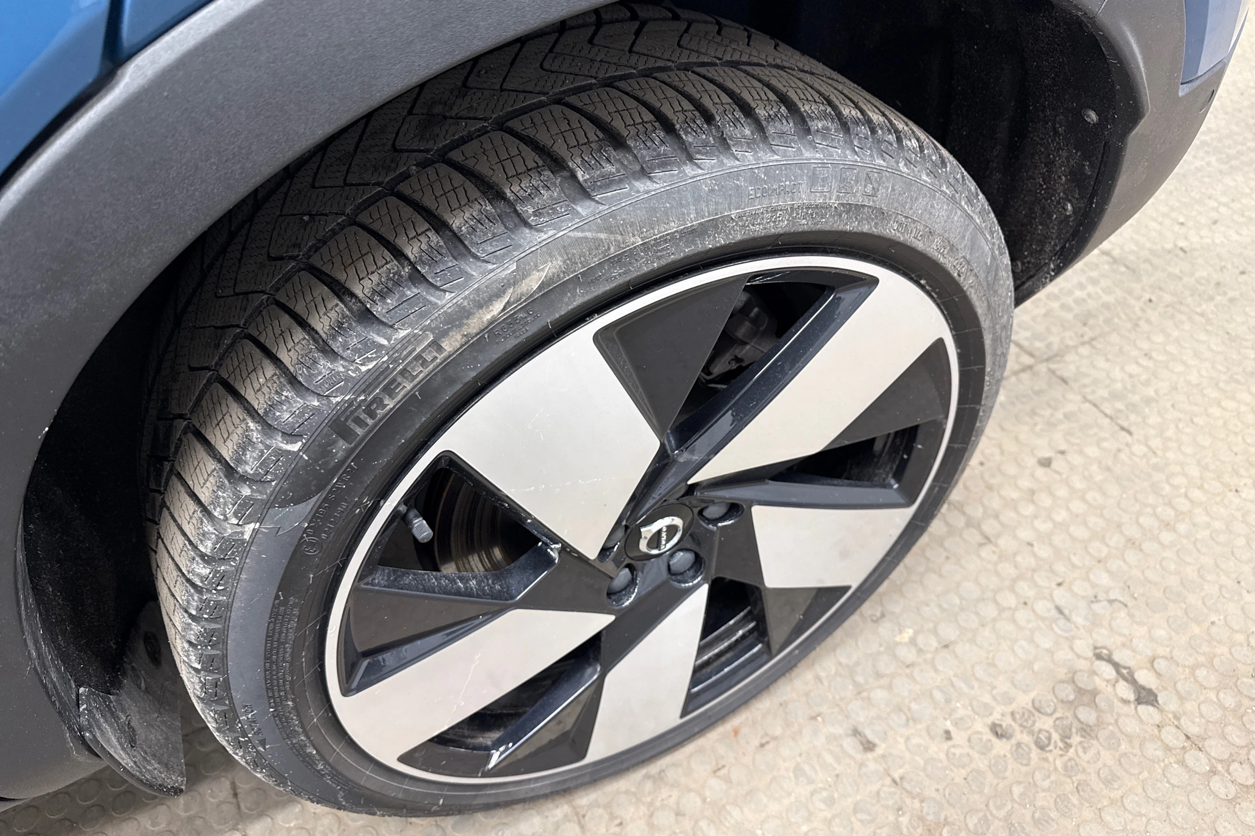 sininen Volvo C40 2022 kuva 10.