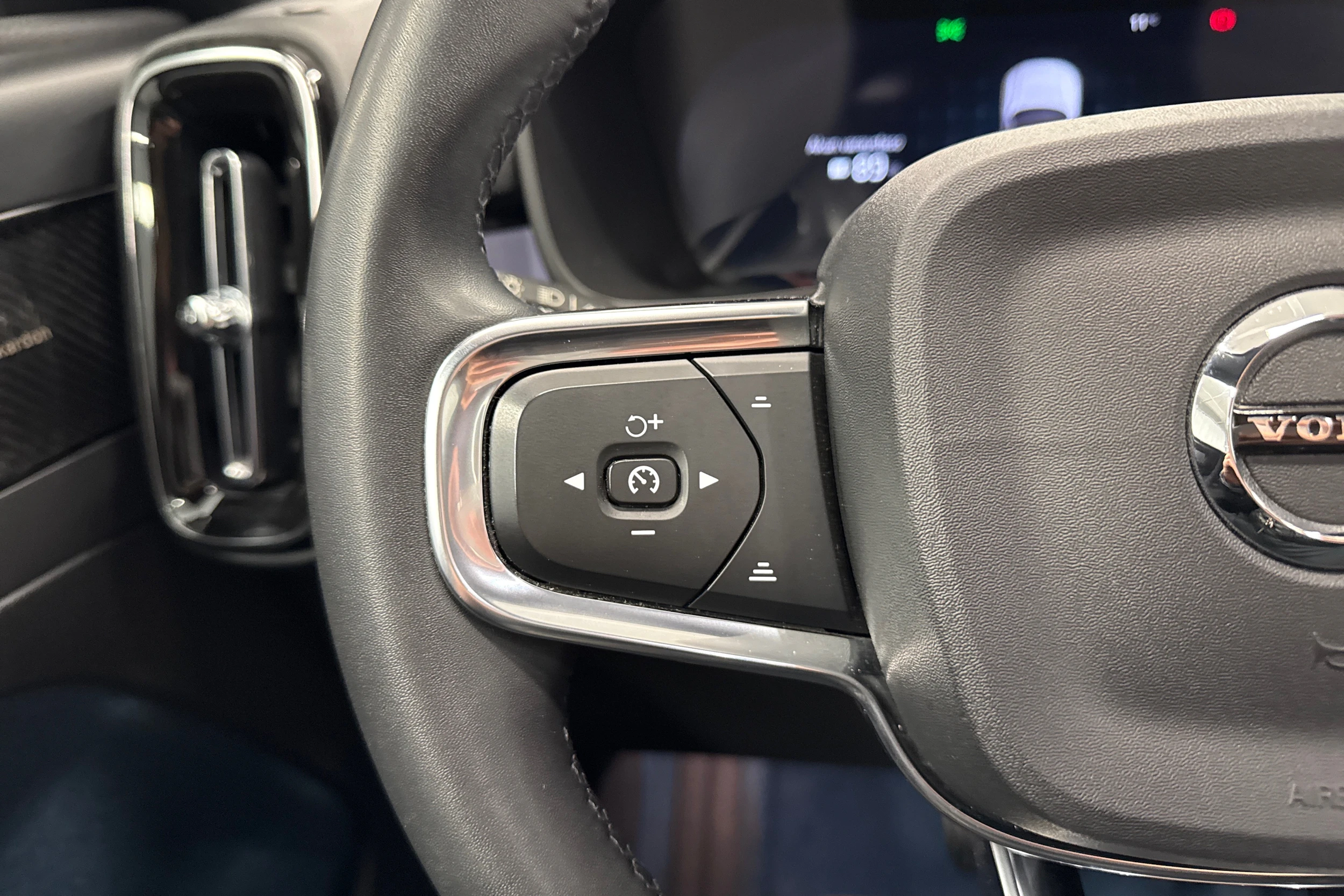 sininen Volvo C40 2022 kuva 11.