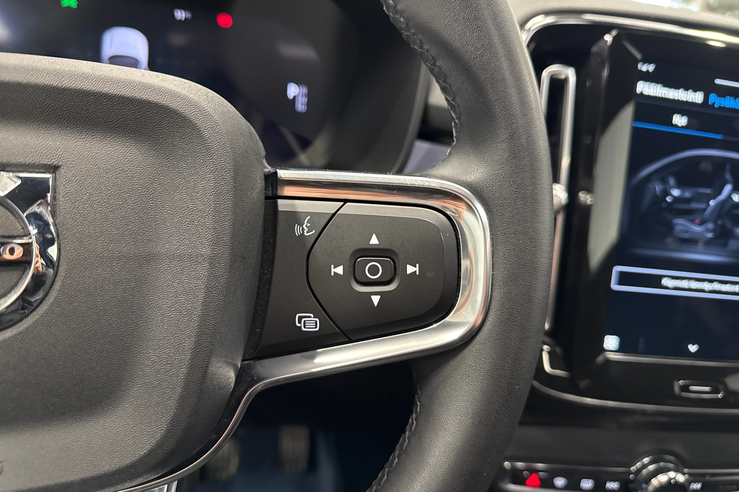 sininen Volvo C40 2022 kuva 12.