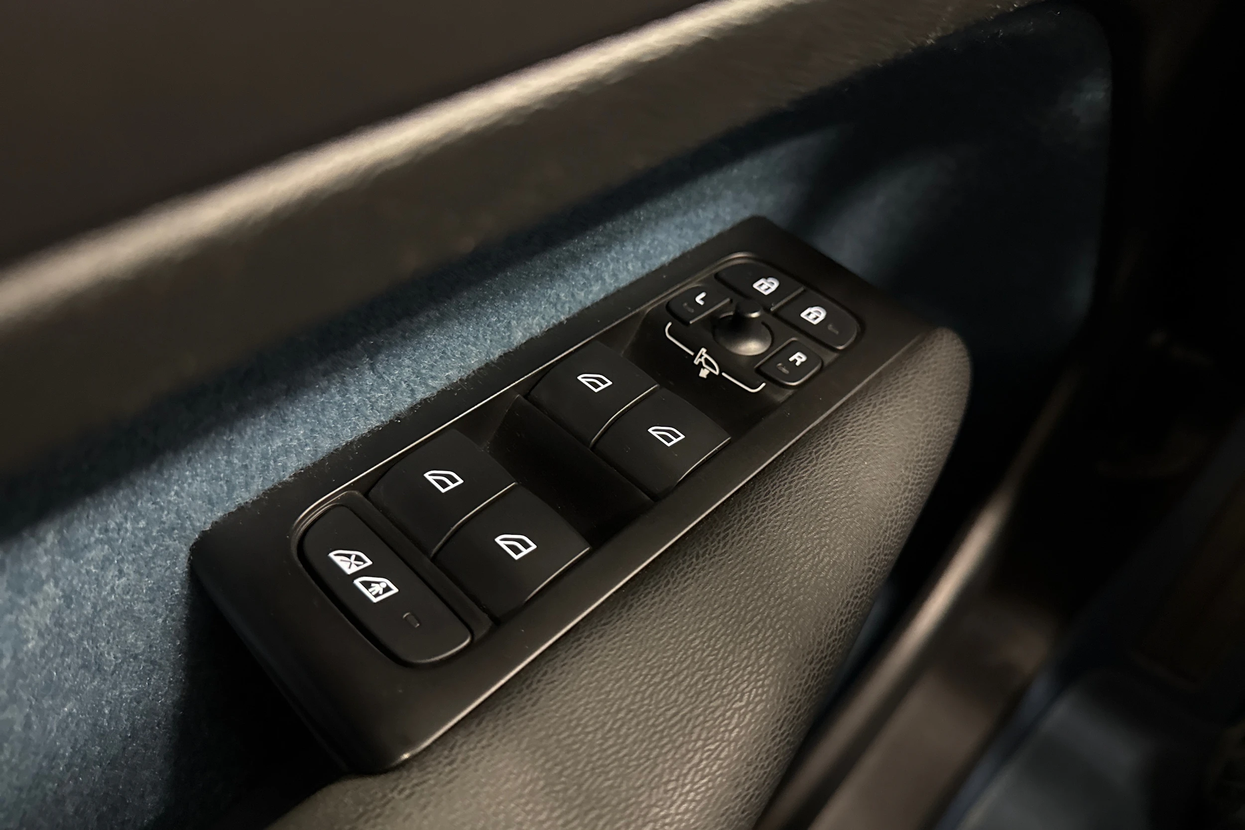 sininen Volvo C40 2022 kuva 14.