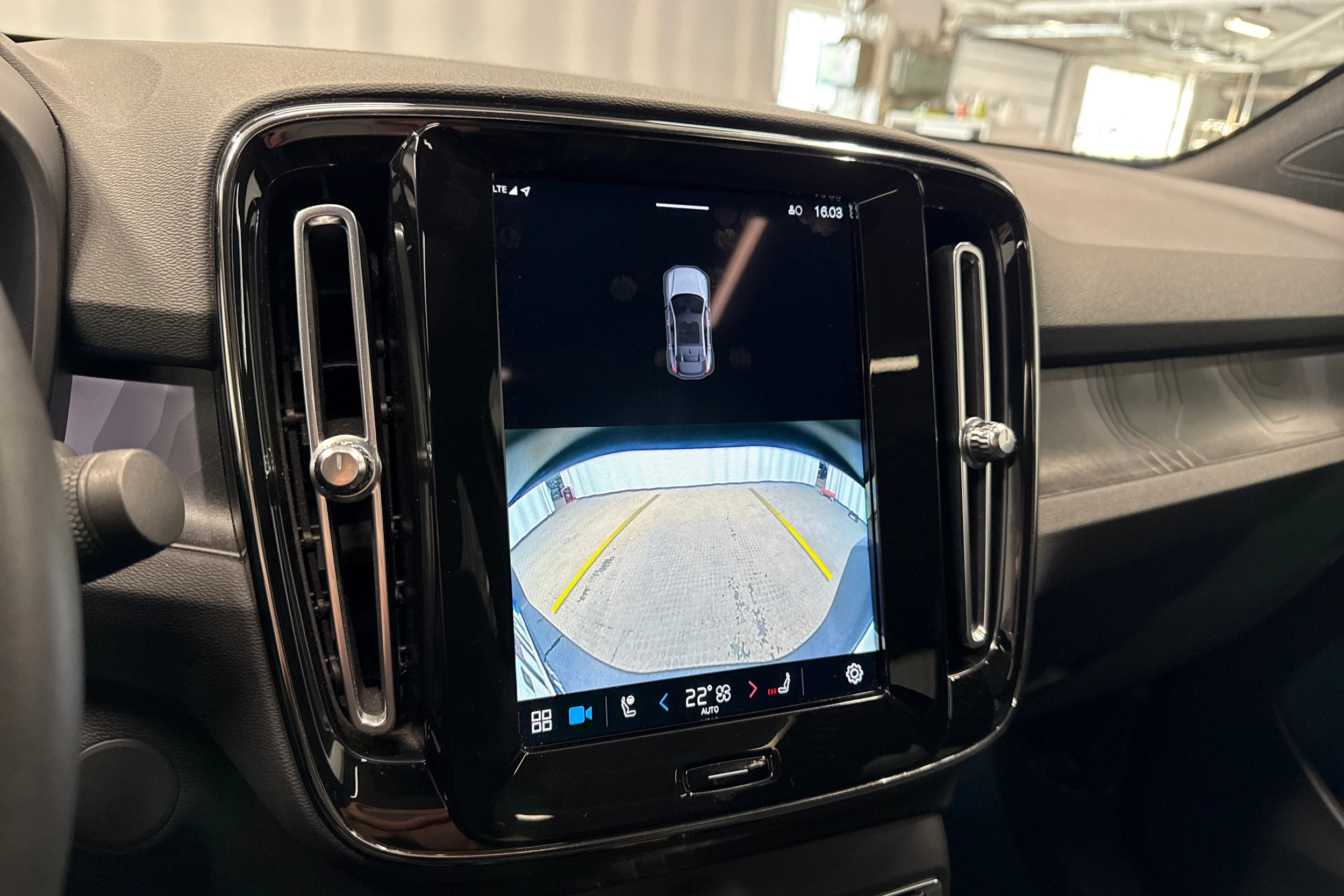 sininen Volvo C40 2022 kuva 16.