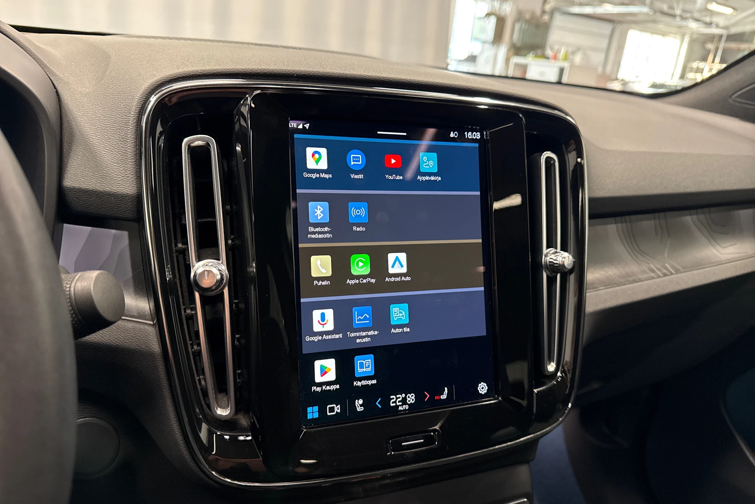 sininen Volvo C40 2022 kuva 17.