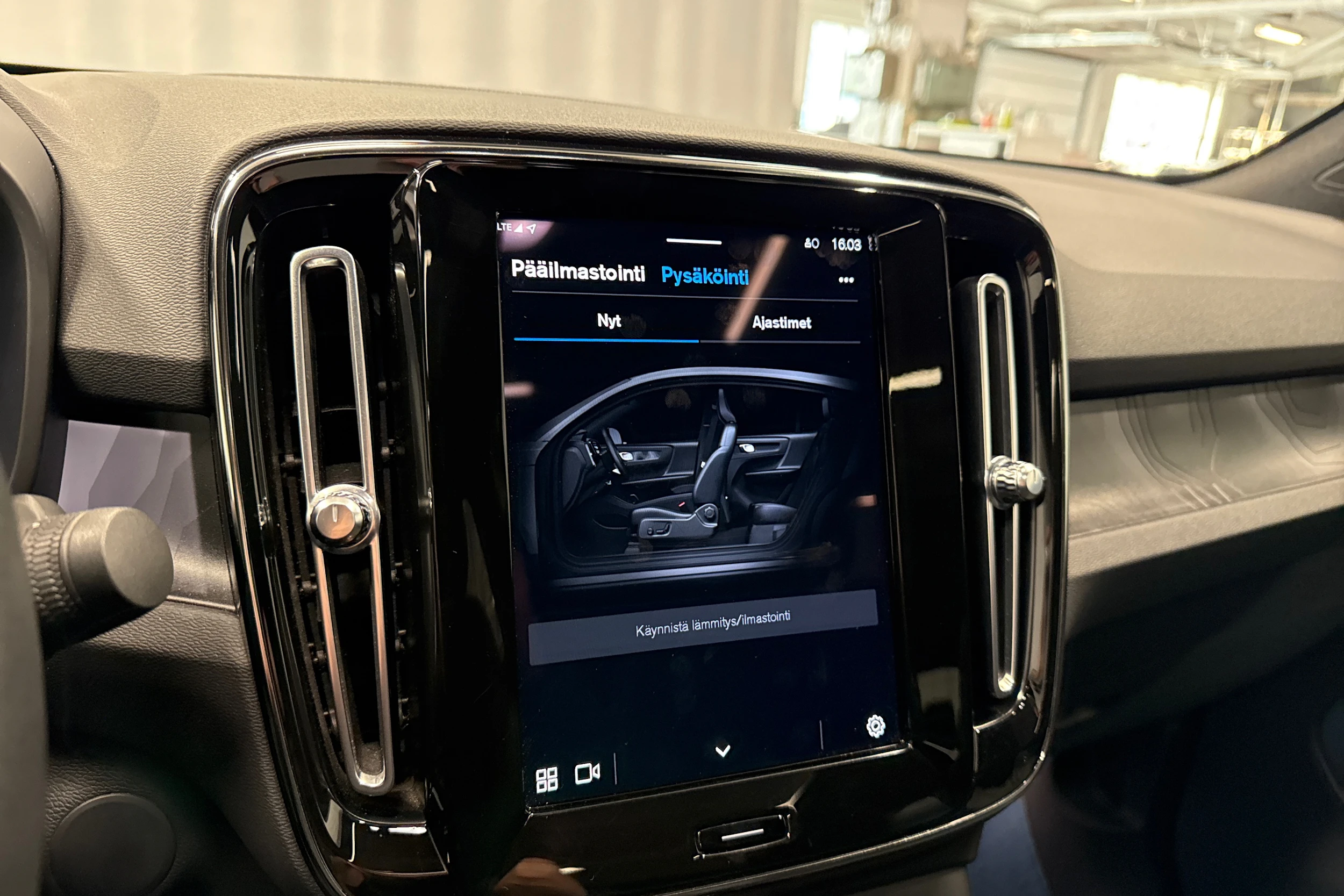 sininen Volvo C40 2022 kuva 18.