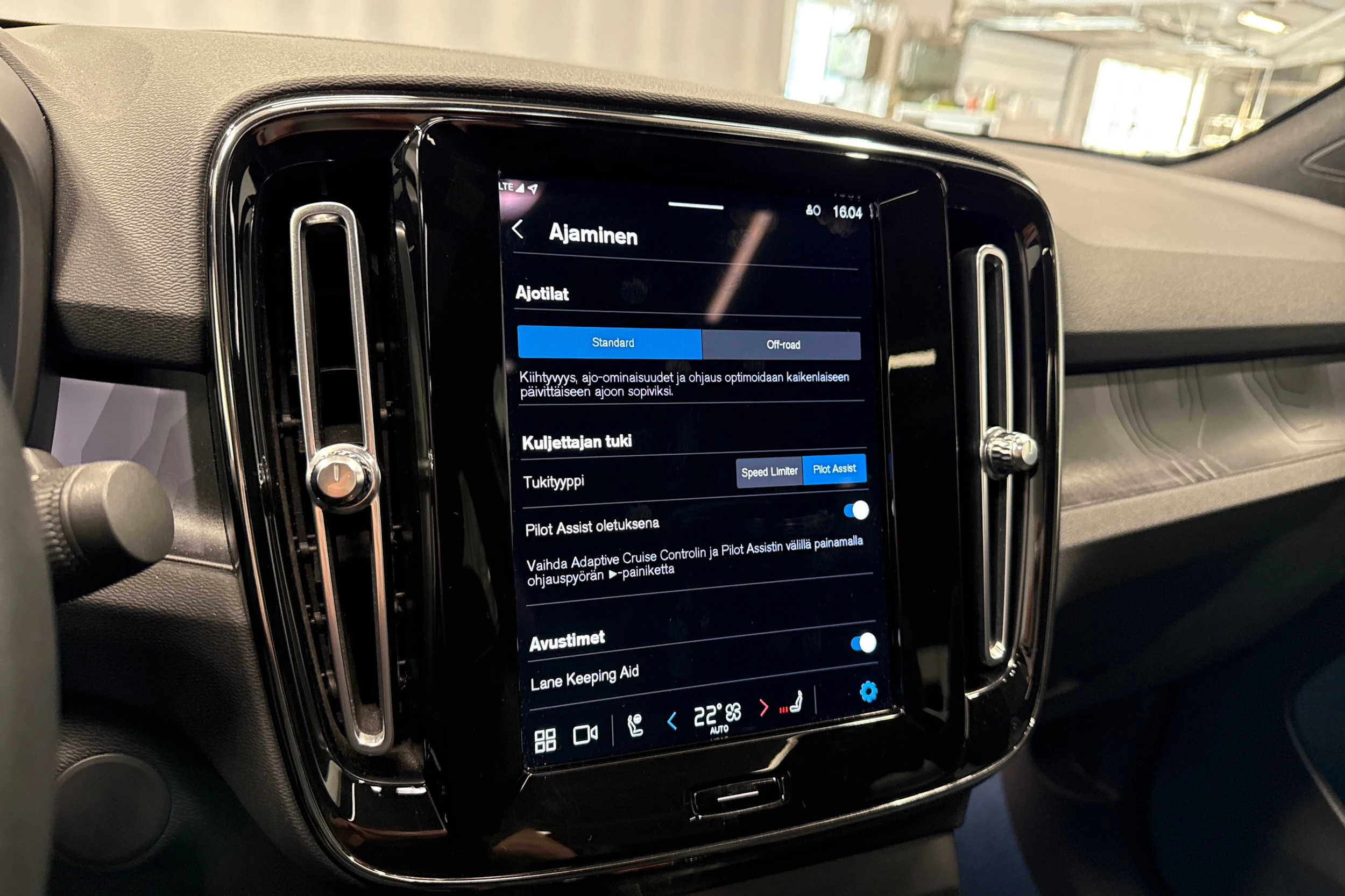 sininen Volvo C40 2022 kuva 19.