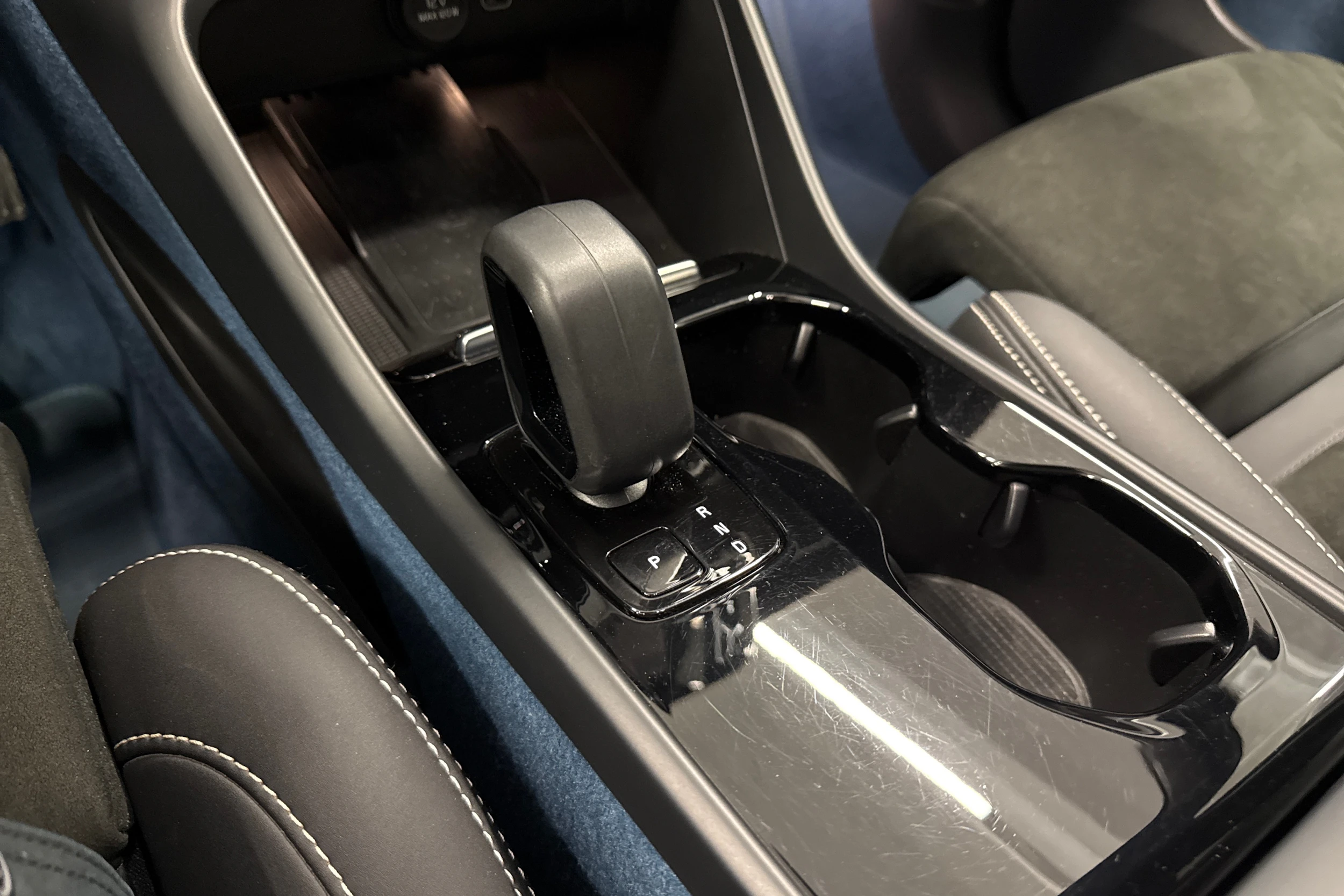 sininen Volvo C40 2022 kuva 20.