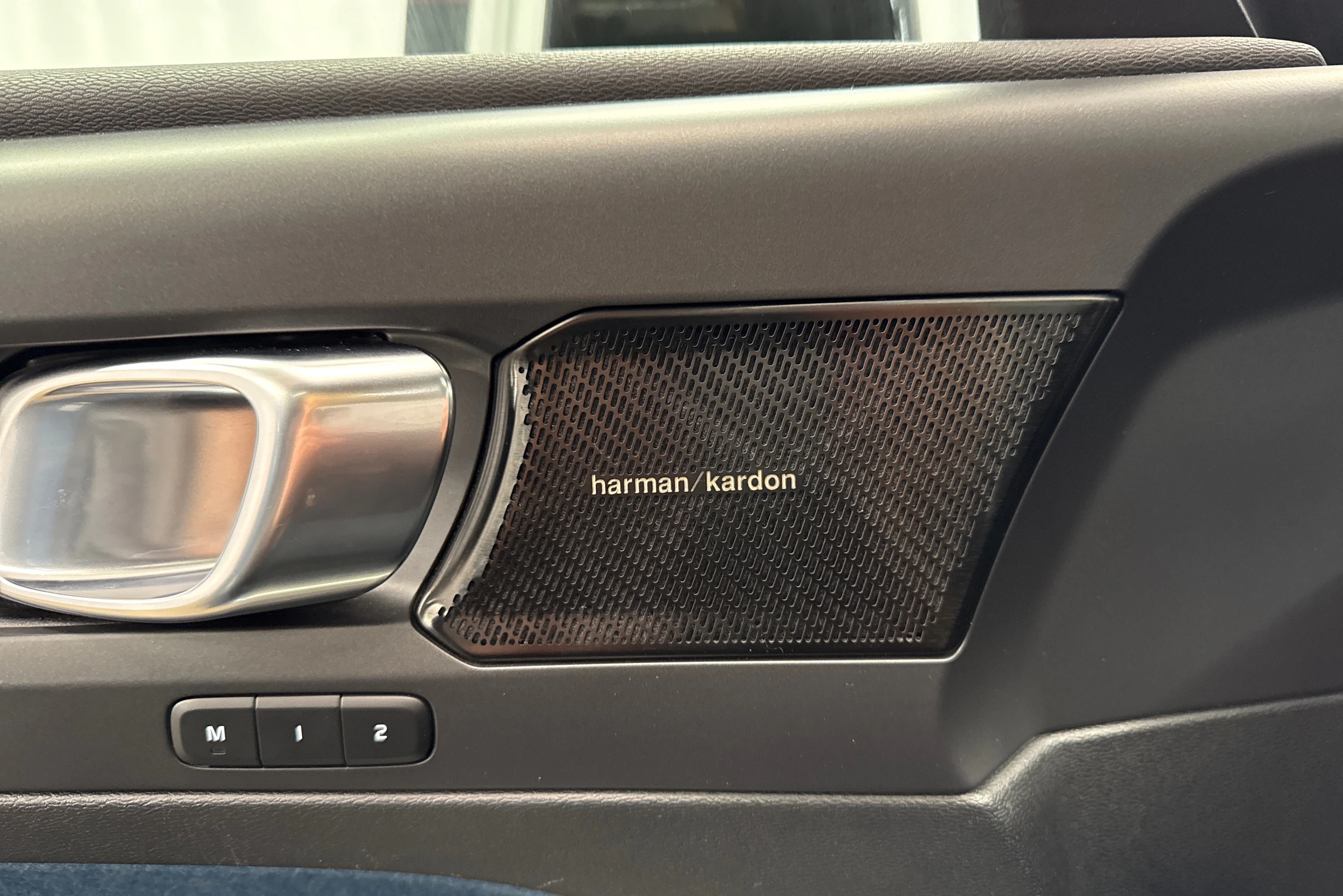 sininen Volvo C40 2022 kuva 21.