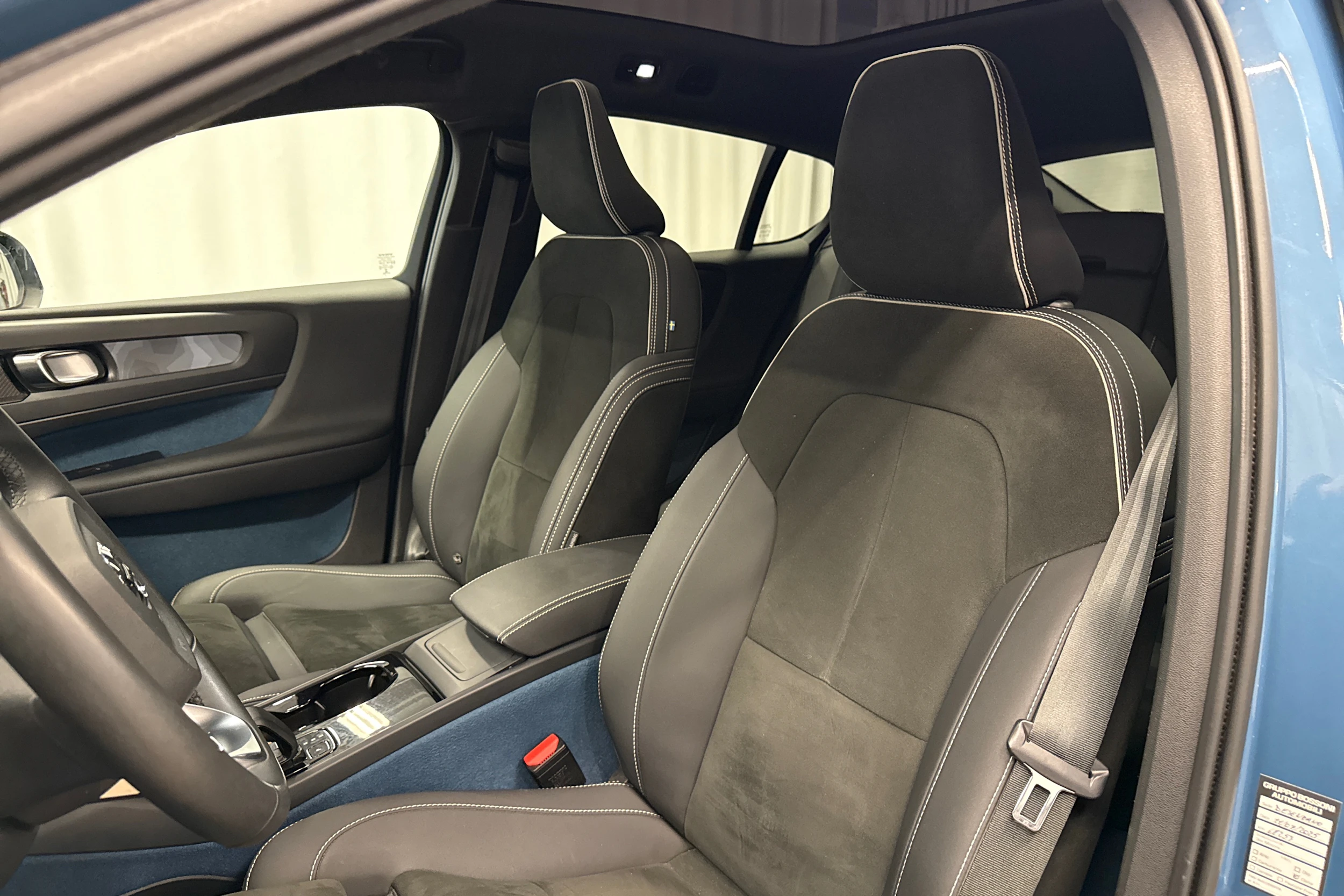 sininen Volvo C40 2022 kuva 22.