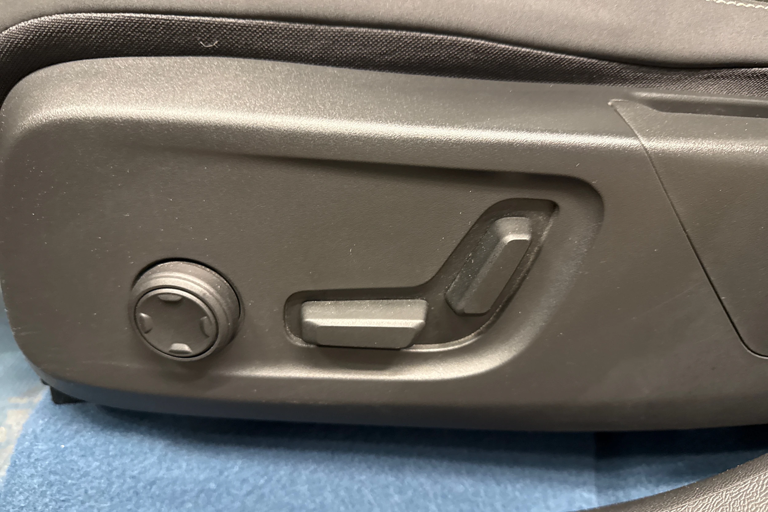 sininen Volvo C40 2022 kuva 23.