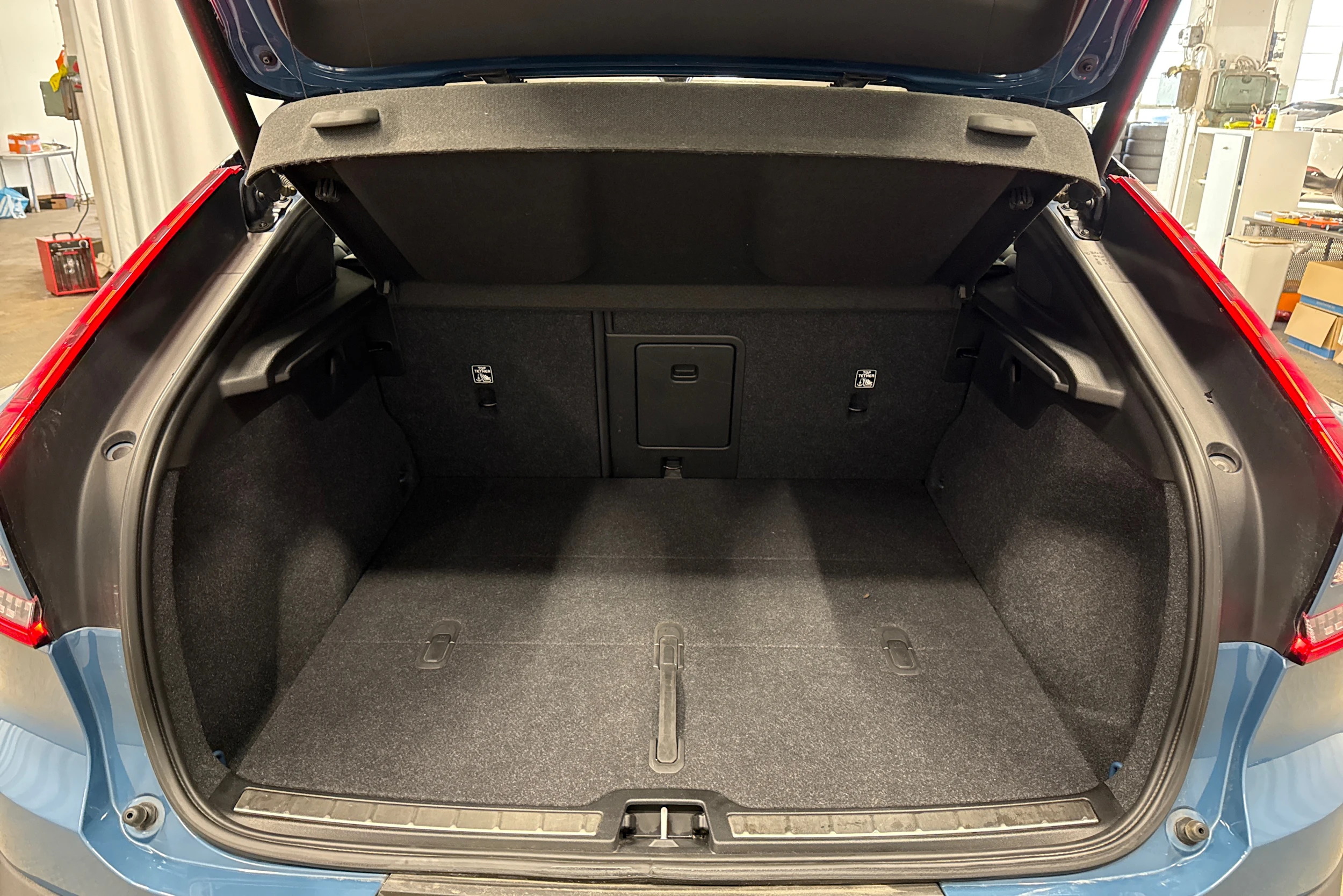 sininen Volvo C40 2022 kuva 25.