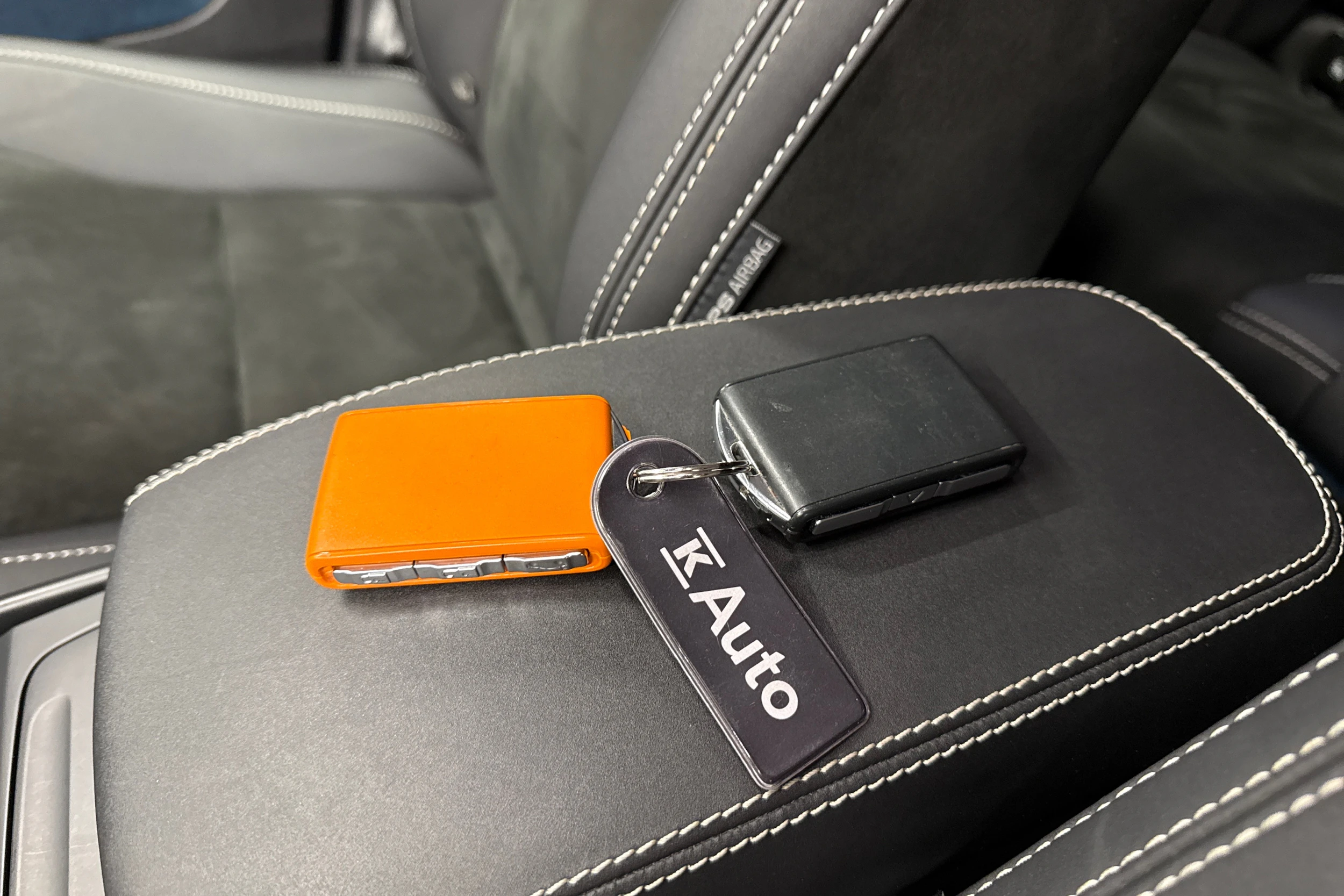 sininen Volvo C40 2022 kuva 27.