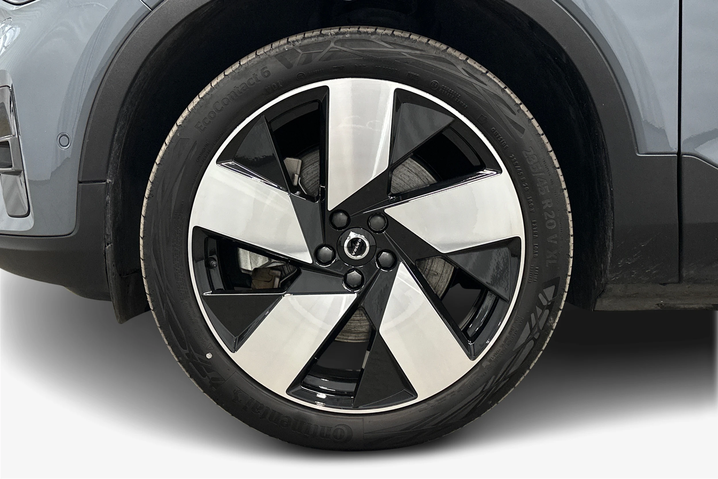 harmaa Volvo C40 2022 kuva 12.